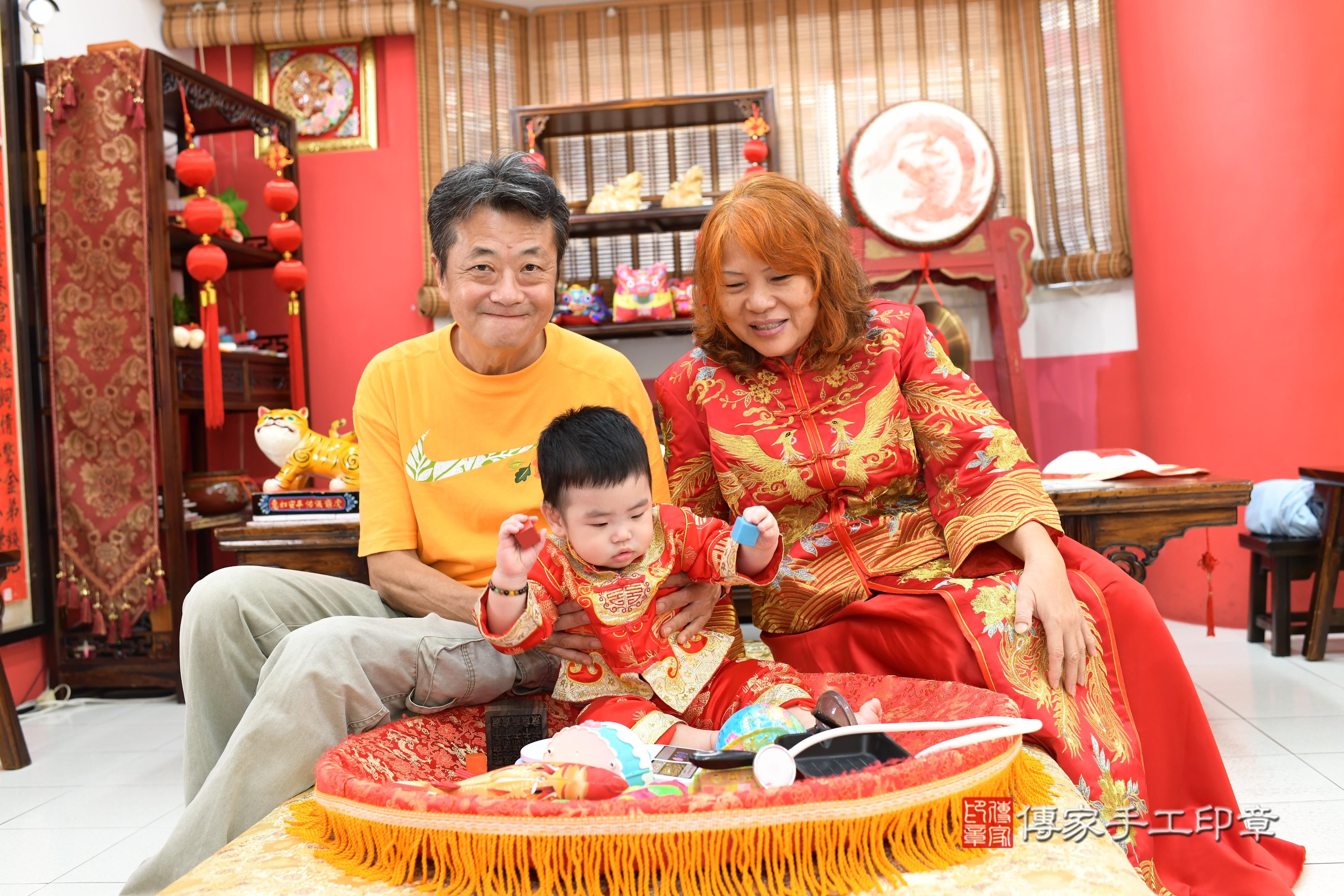 傳家手工印章高雄店、抓周、度脺、中國風會場、傳家嬰兒古禮、吉祥話、抓周道具物品24種、拍照。抓周證書。寶寶抓周、滿周歲、生日快樂、祝福
