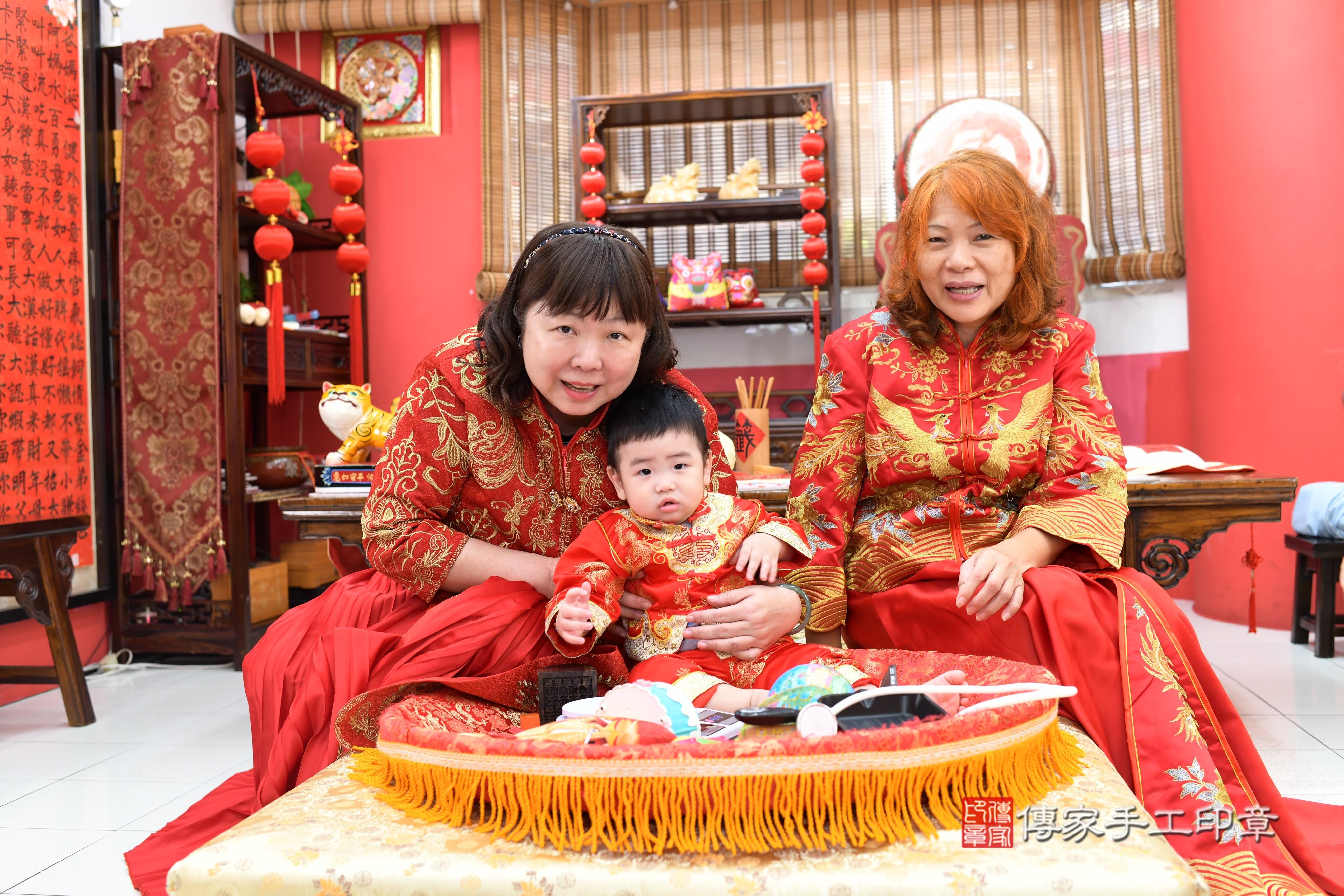 傳家手工印章高雄店、抓周、度脺、中國風會場、傳家嬰兒古禮、吉祥話、抓周道具物品24種、拍照。抓周證書。寶寶抓周、滿周歲、生日快樂、祝福