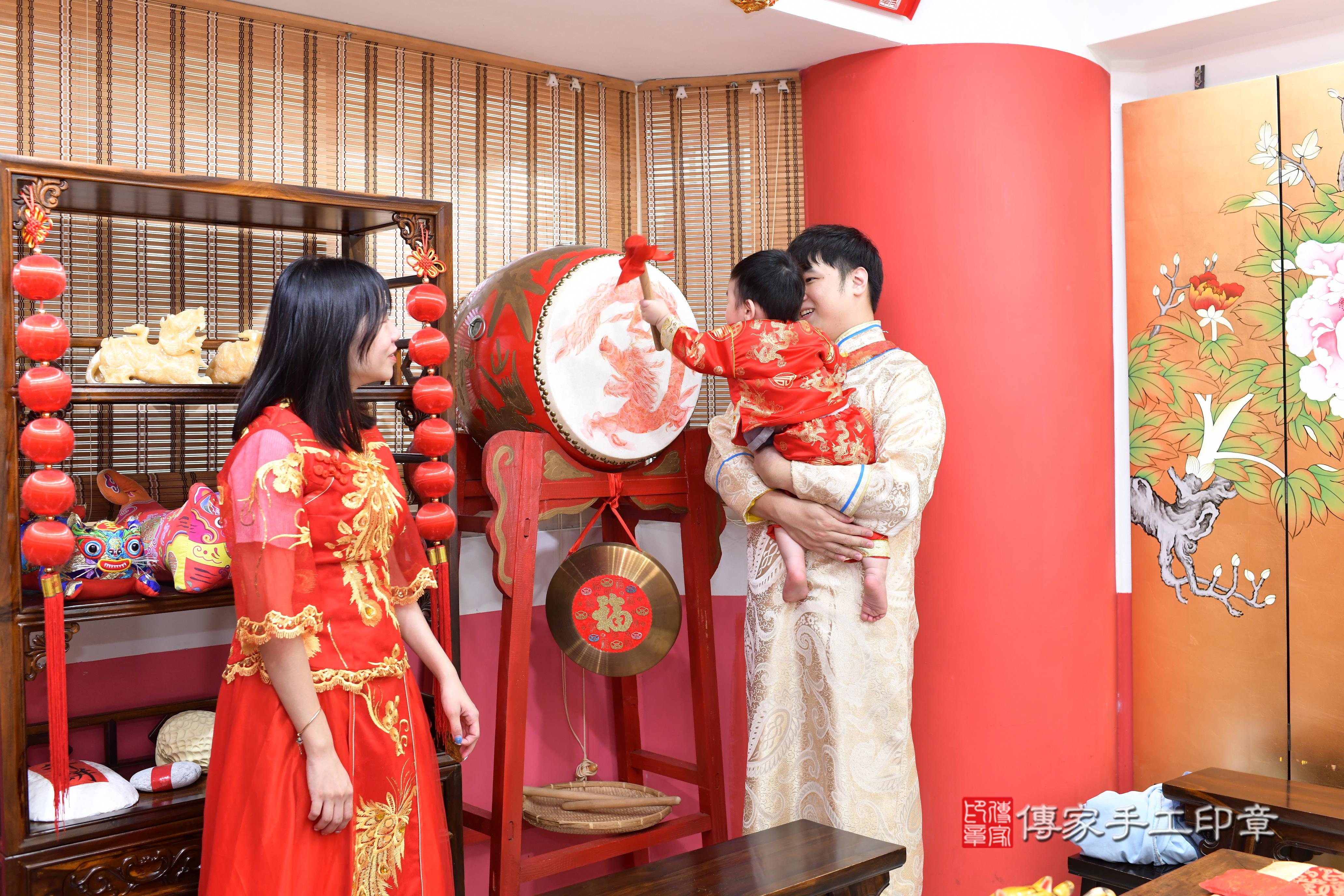 傳家手工印章高雄店、抓周、度脺、中國風會場、傳家嬰兒古禮、吉祥話、抓周道具物品24種、拍照。抓周證書。寶寶抓周、滿周歲、生日快樂、祝福