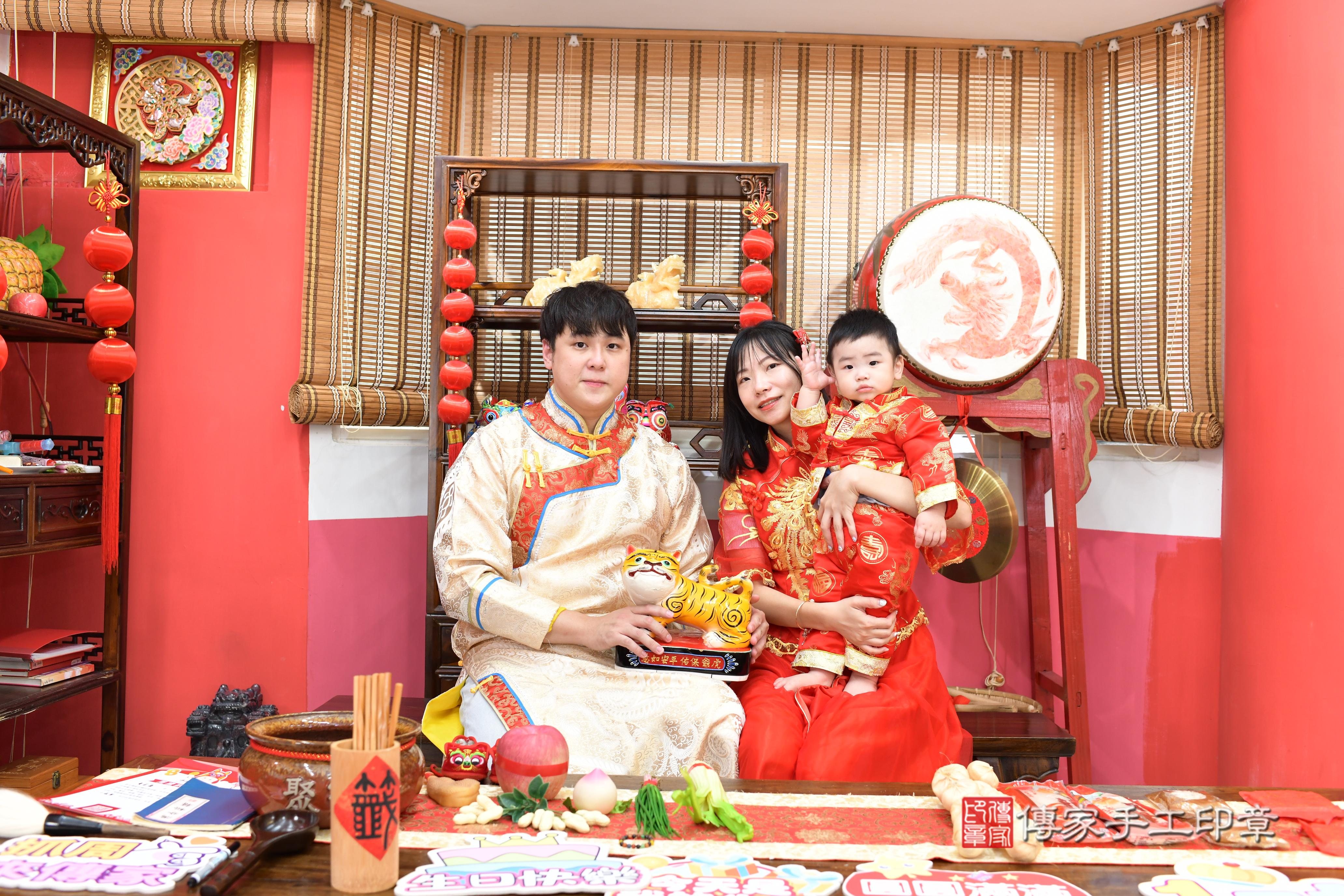 傳家手工印章高雄店、抓周、度脺、中國風會場、傳家嬰兒古禮、吉祥話、抓周道具物品24種、拍照。抓周證書。寶寶抓周、滿周歲、生日快樂、祝福