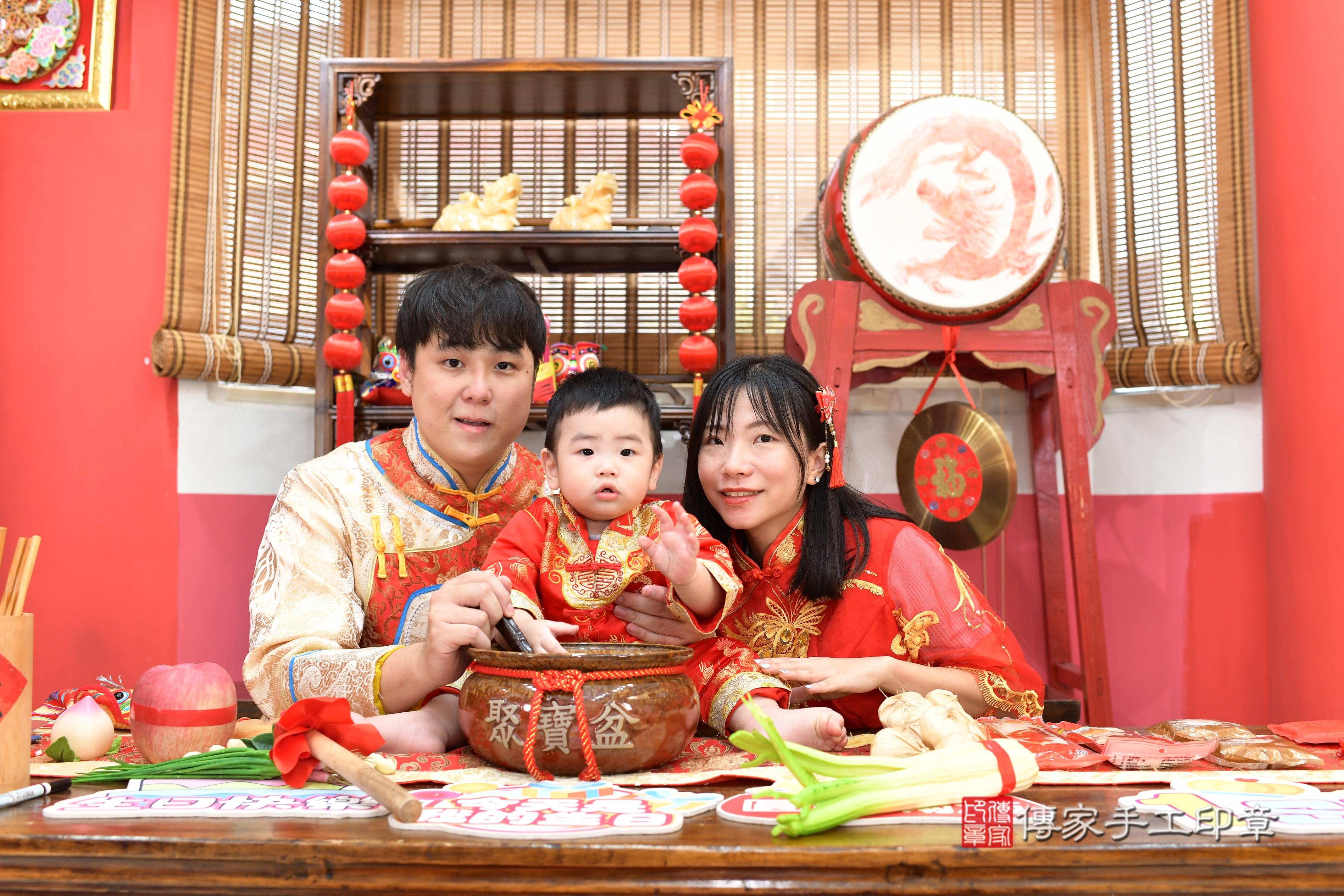 傳家手工印章高雄店、抓周、度脺、中國風會場、傳家嬰兒古禮、吉祥話、抓周道具物品24種、拍照。抓周證書。寶寶抓周、滿周歲、生日快樂、祝福