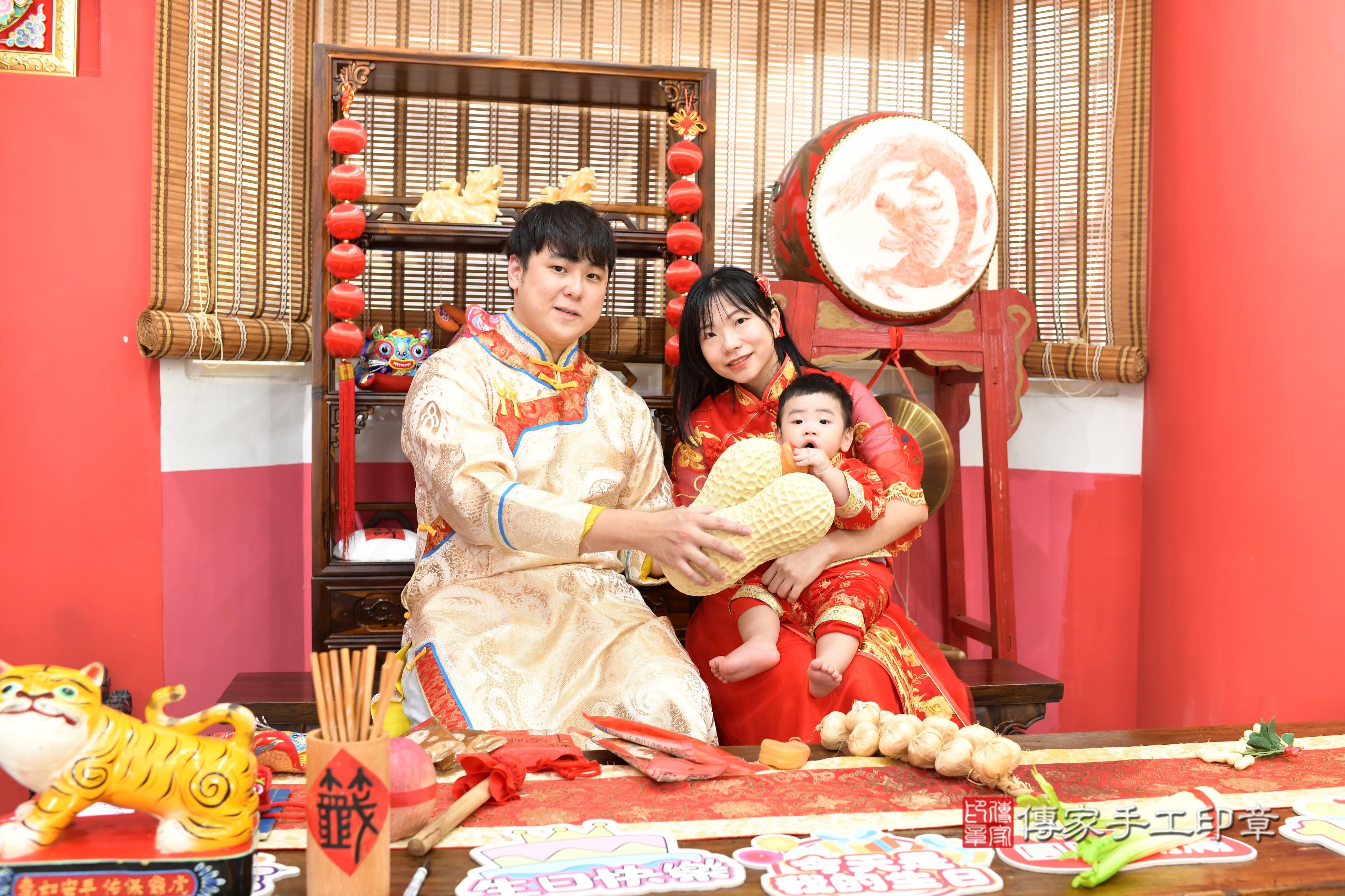 傳家手工印章高雄店、抓周、度脺、中國風會場、傳家嬰兒古禮、吉祥話、抓周道具物品24種、拍照。抓周證書。寶寶抓周、滿周歲、生日快樂、祝福