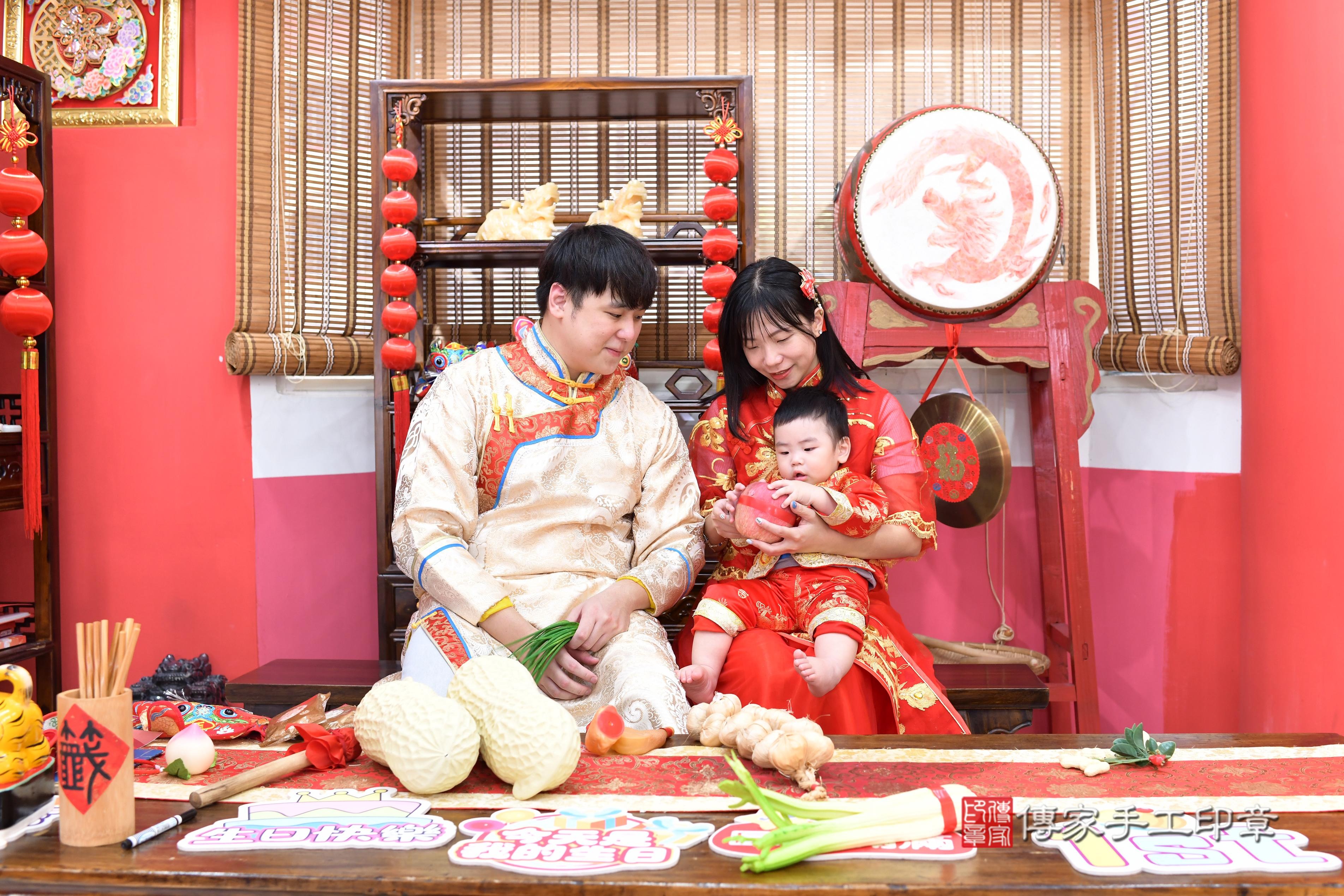 傳家手工印章高雄店、抓周、度脺、中國風會場、傳家嬰兒古禮、吉祥話、抓周道具物品24種、拍照。抓周證書。寶寶抓周、滿周歲、生日快樂、祝福