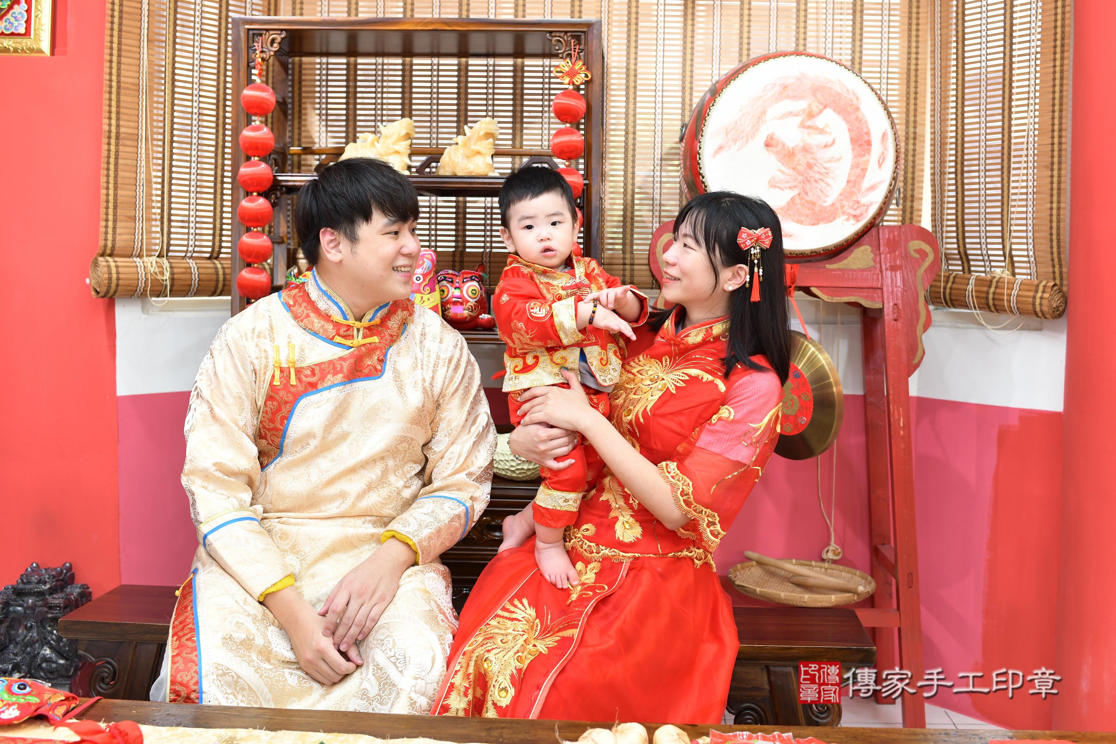 傳家手工印章高雄店、抓周、度脺、中國風會場、傳家嬰兒古禮、吉祥話、抓周道具物品24種、拍照。抓周證書。寶寶抓周、滿周歲、生日快樂、祝福