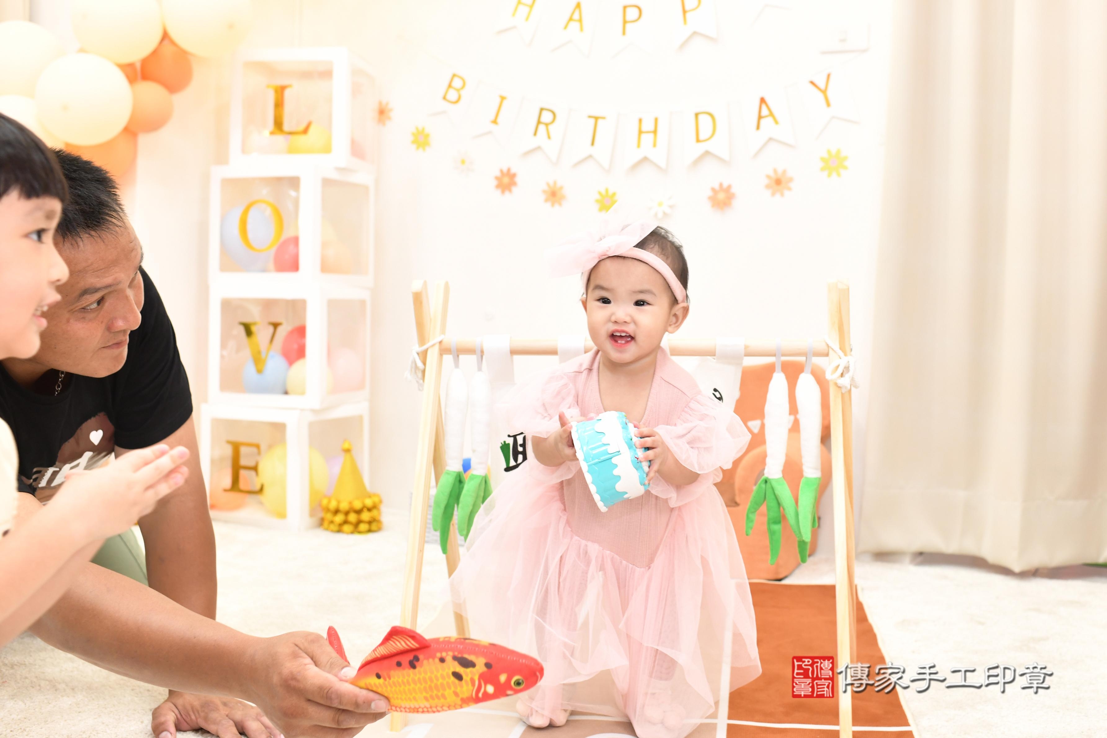 傳家手工印章高雄店、抓周、度脺、中國風會場、傳家嬰兒古禮、吉祥話、抓周道具物品24種、拍照。抓周證書。寶寶抓周、滿周歲、生日快樂、祝福