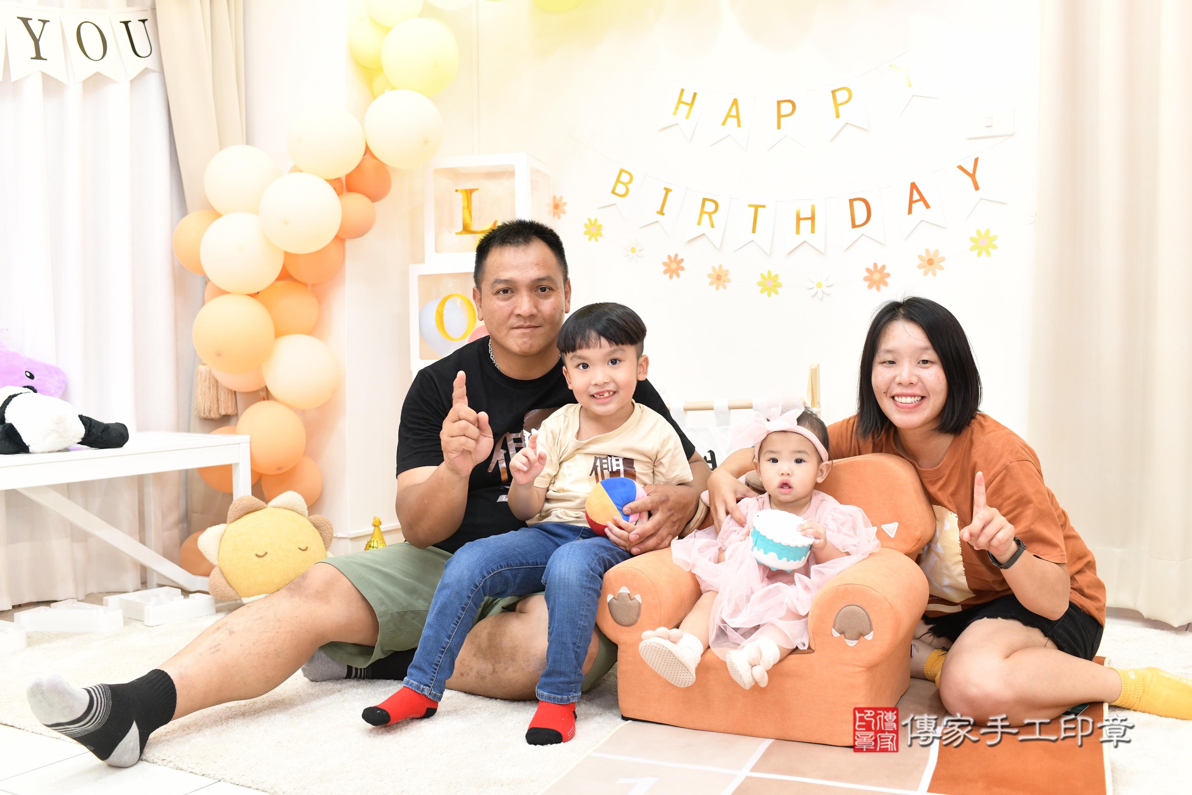 傳家手工印章高雄店、抓周、度脺、中國風會場、傳家嬰兒古禮、吉祥話、抓周道具物品24種、拍照。抓周證書。寶寶抓周、滿周歲、生日快樂、祝福