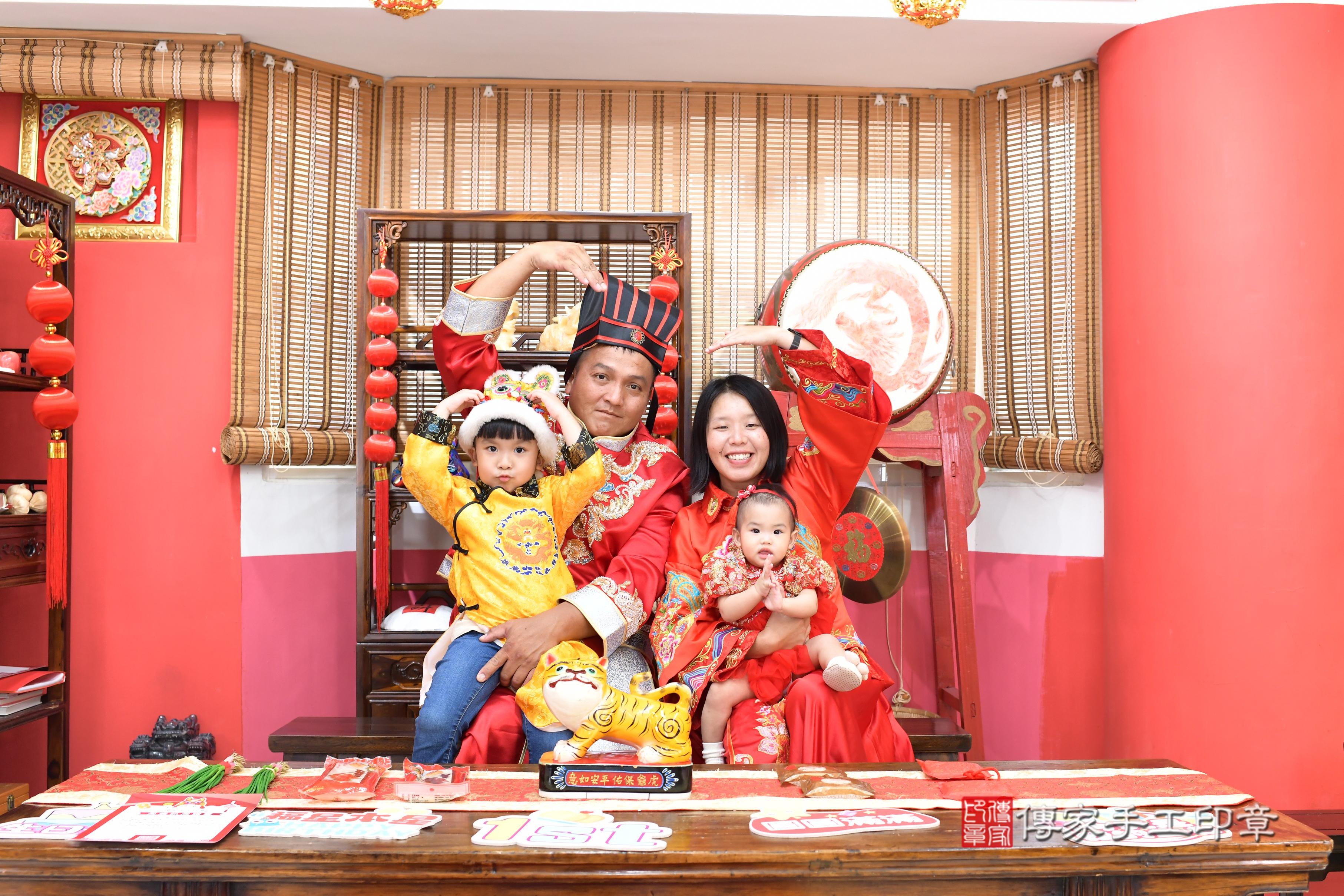 傳家手工印章高雄店、抓周、度脺、中國風會場、傳家嬰兒古禮、吉祥話、抓周道具物品24種、拍照。抓周證書。寶寶抓周、滿周歲、生日快樂、祝福