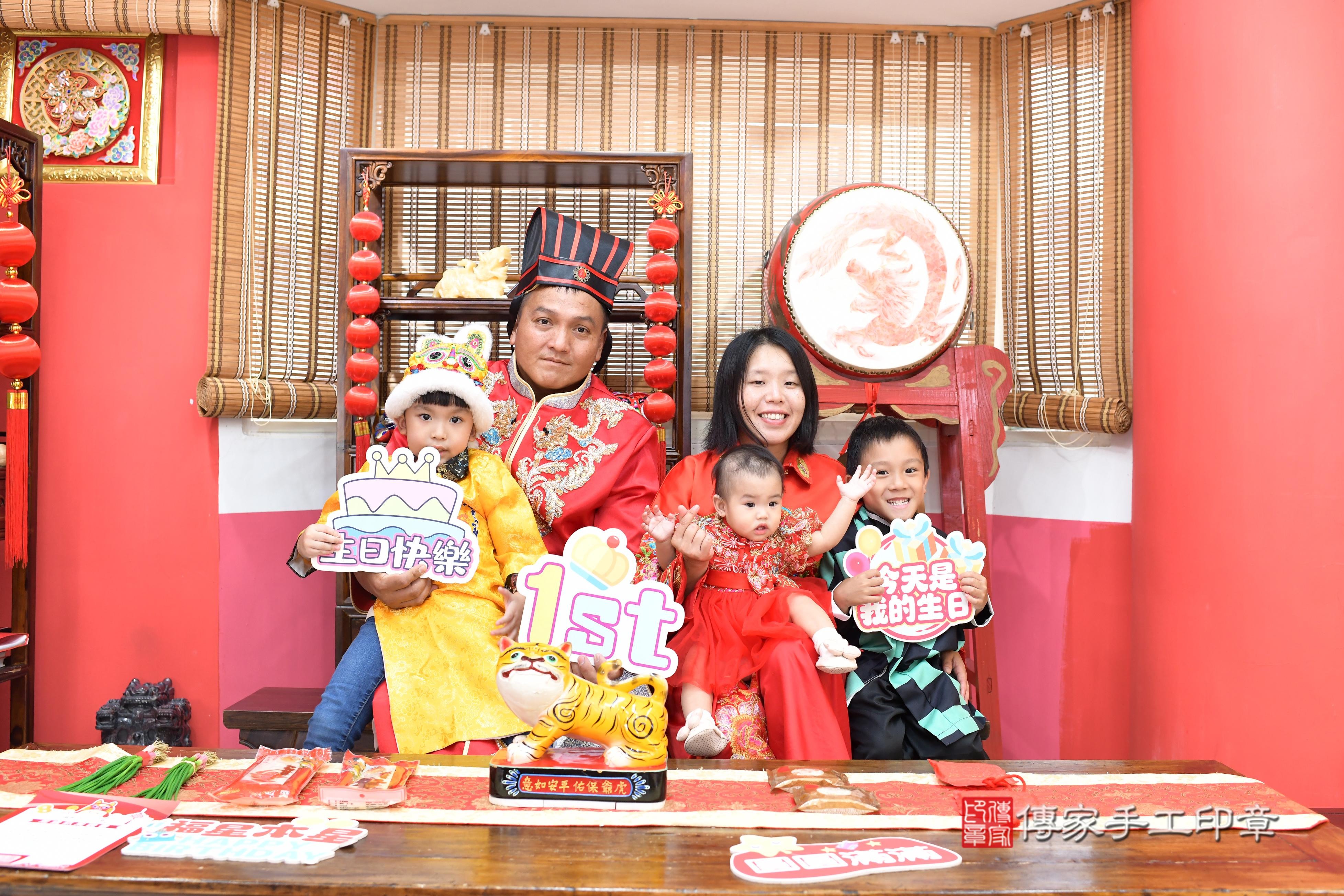 傳家手工印章高雄店、抓周、度脺、中國風會場、傳家嬰兒古禮、吉祥話、抓周道具物品24種、拍照。抓周證書。寶寶抓周、滿周歲、生日快樂、祝福