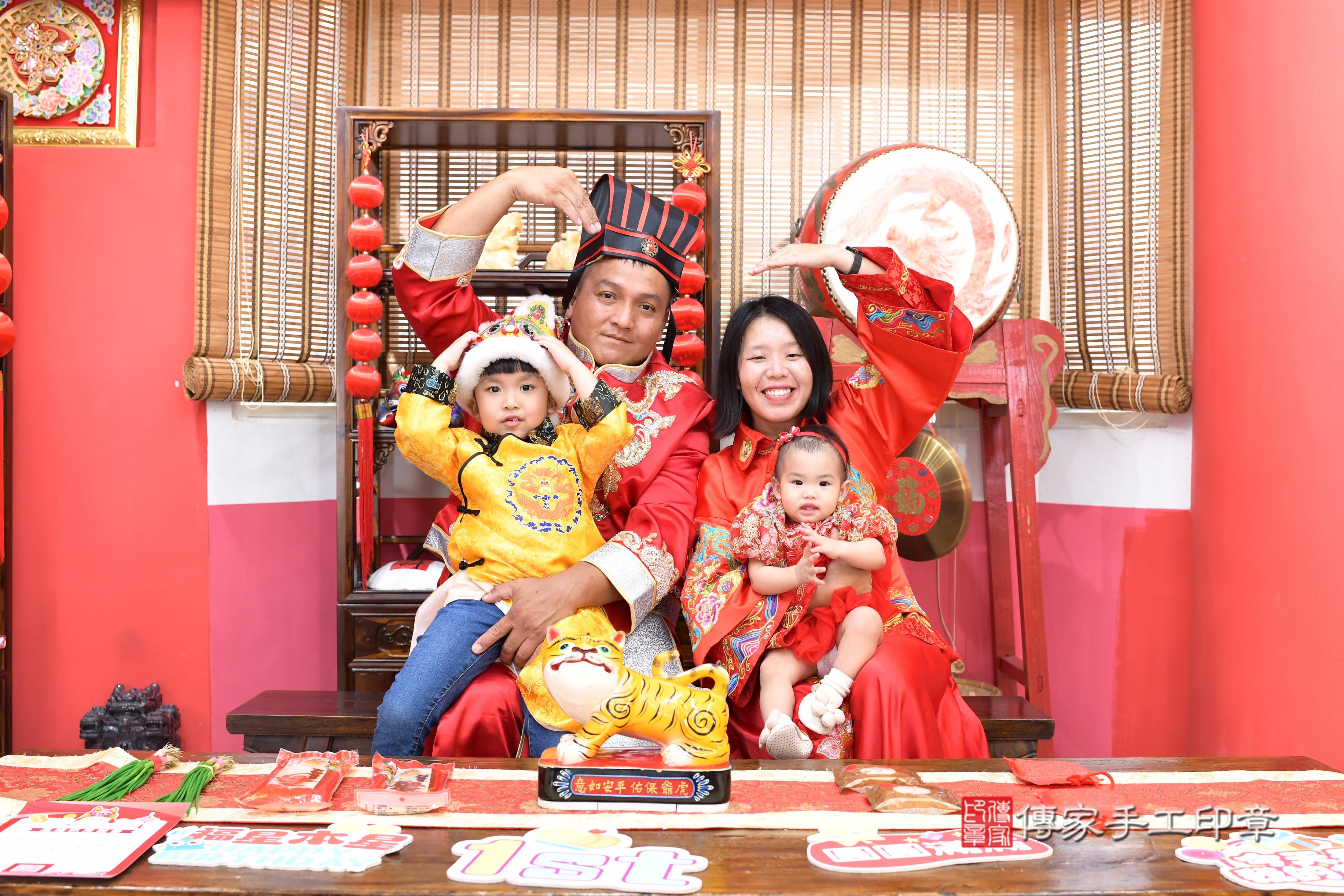 傳家手工印章高雄店、抓周、度脺、中國風會場、傳家嬰兒古禮、吉祥話、抓周道具物品24種、拍照。抓周證書。寶寶抓周、滿周歲、生日快樂、祝福