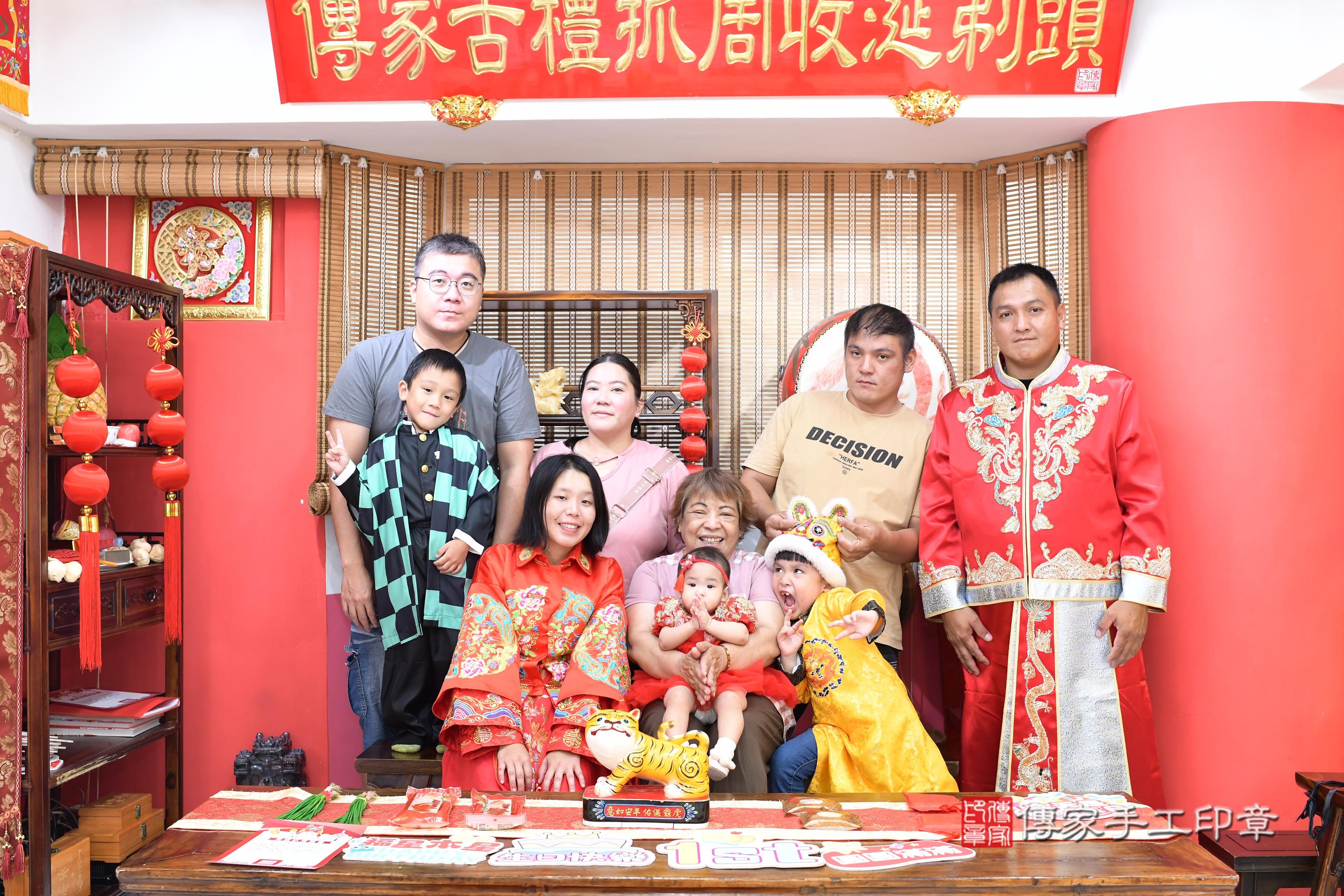 傳家手工印章高雄店、抓周、度脺、中國風會場、傳家嬰兒古禮、吉祥話、抓周道具物品24種、拍照。抓周證書。寶寶抓周、滿周歲、生日快樂、祝福