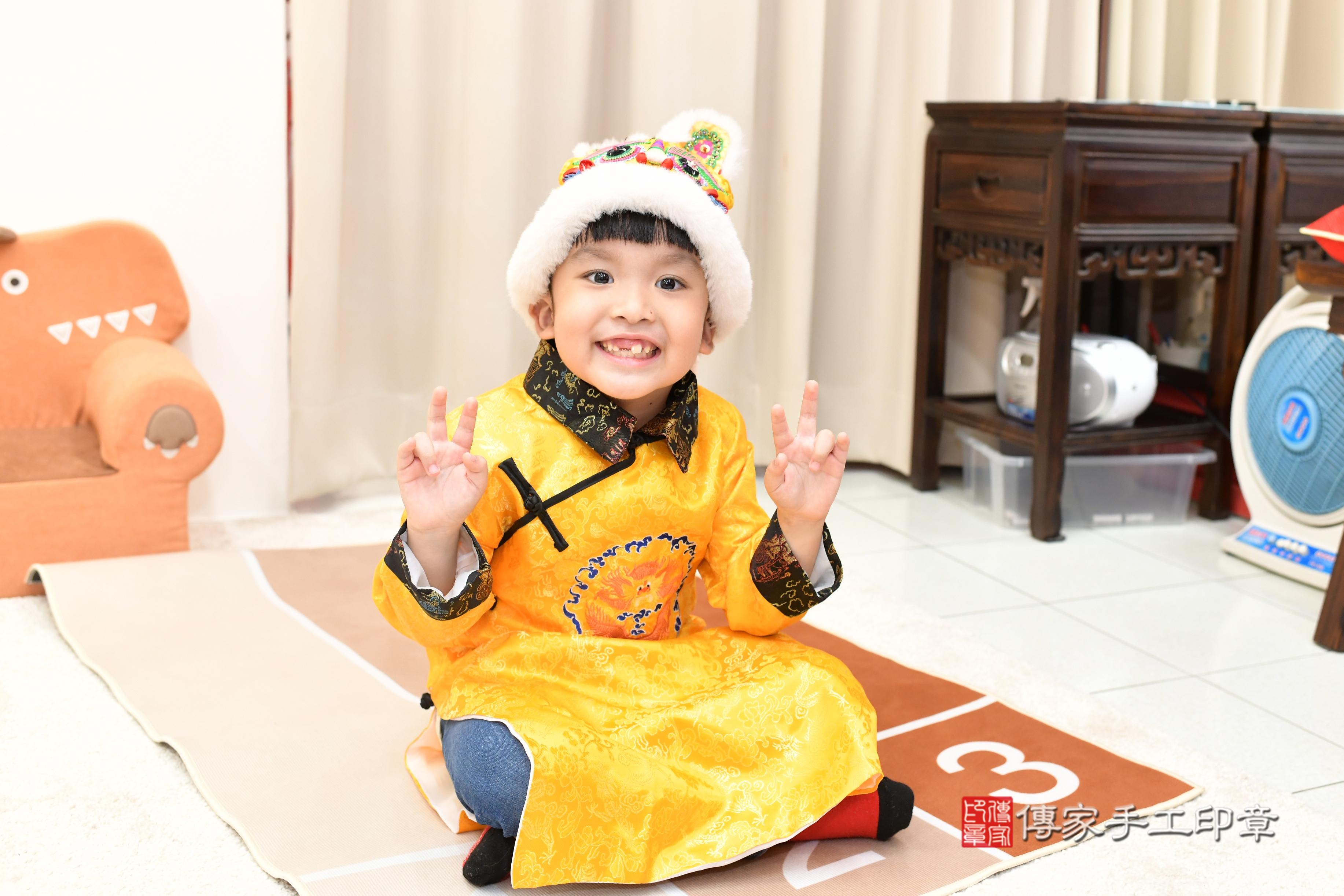 傳家手工印章高雄店、抓周、度脺、中國風會場、傳家嬰兒古禮、吉祥話、抓周道具物品24種、拍照。抓周證書。寶寶抓周、滿周歲、生日快樂、祝福