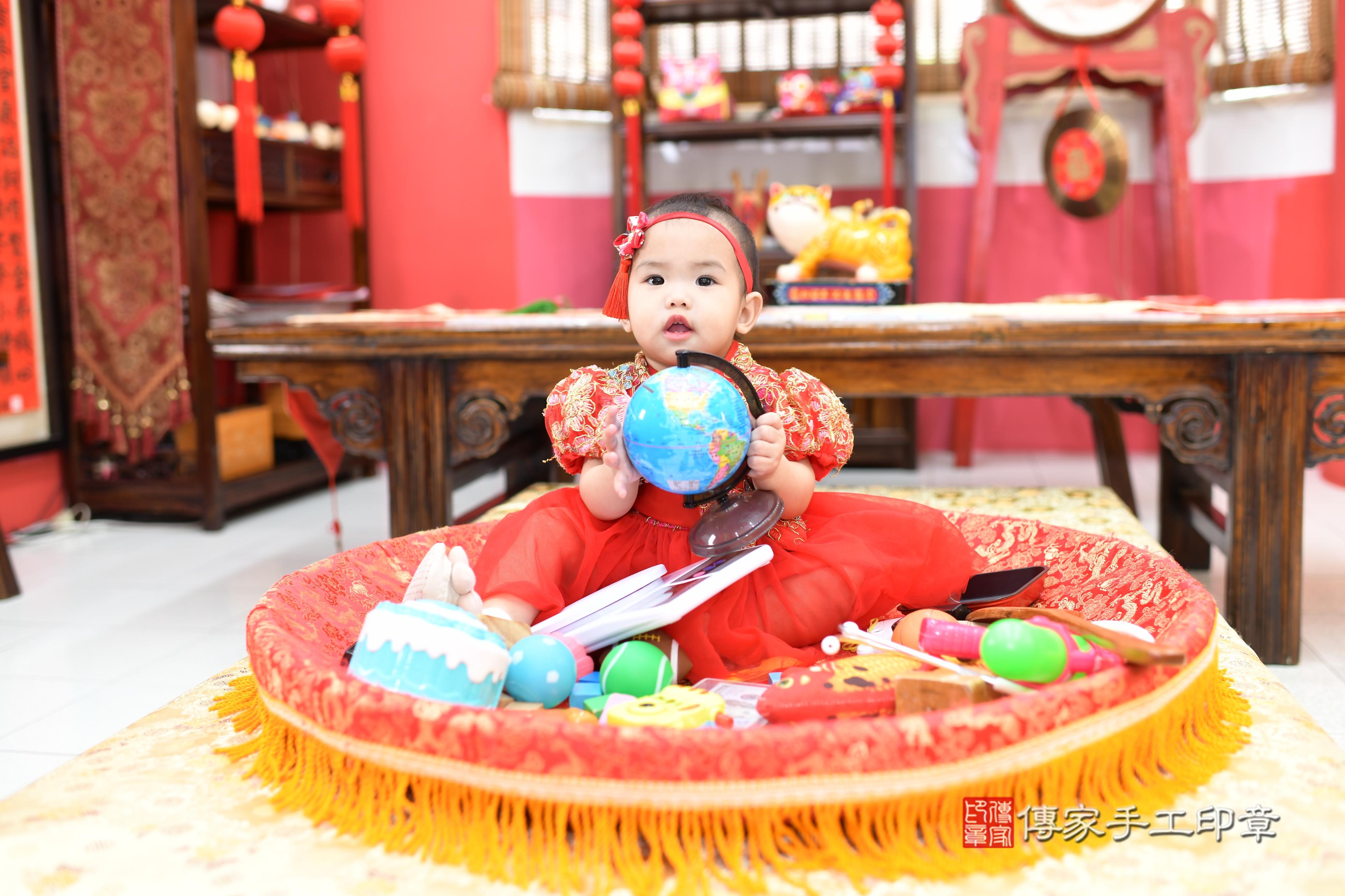 傳家手工印章高雄店、抓周、度脺、中國風會場、傳家嬰兒古禮、吉祥話、抓周道具物品24種、拍照。抓周證書。寶寶抓周、滿周歲、生日快樂、祝福