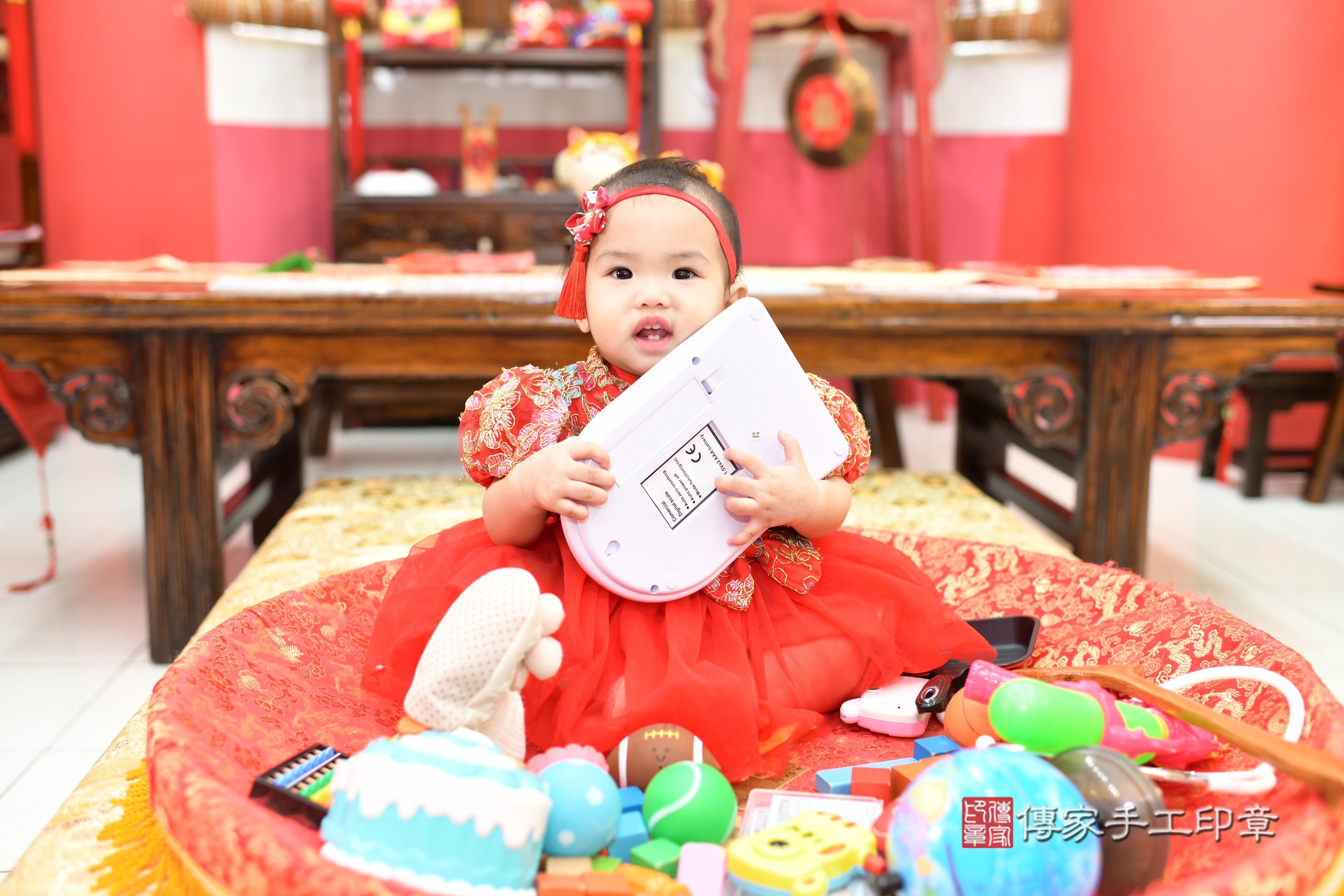 傳家手工印章高雄店、抓周、度脺、中國風會場、傳家嬰兒古禮、吉祥話、抓周道具物品24種、拍照。抓周證書。寶寶抓周、滿周歲、生日快樂、祝福
