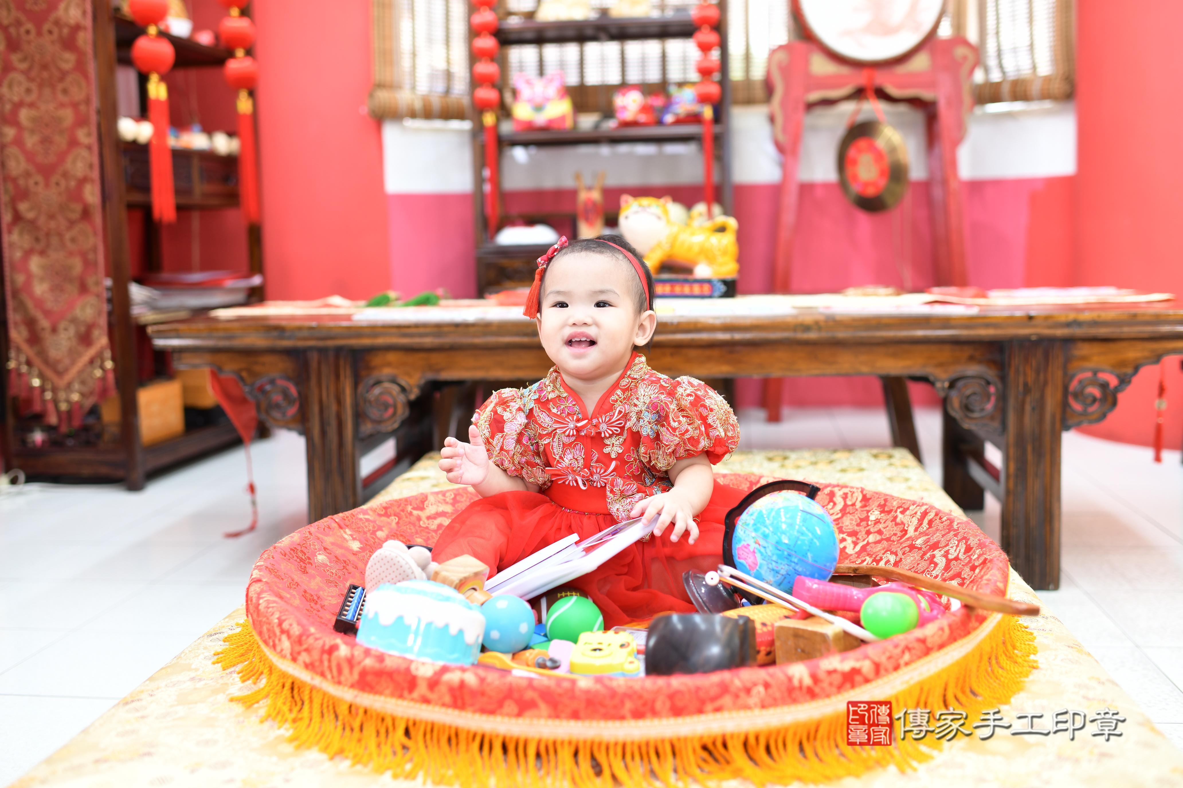 傳家手工印章高雄店、抓周、度脺、中國風會場、傳家嬰兒古禮、吉祥話、抓周道具物品24種、拍照。抓周證書。寶寶抓周、滿周歲、生日快樂、祝福