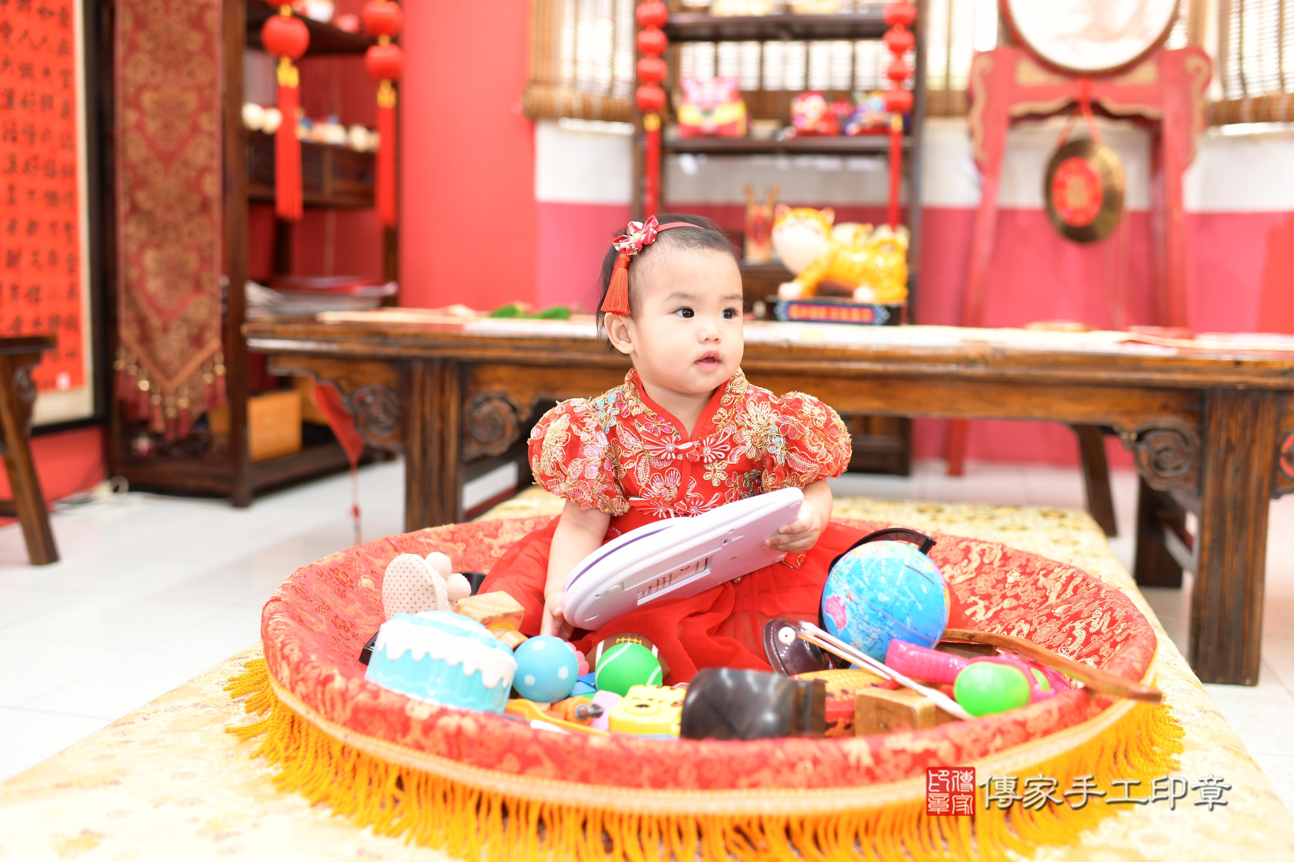 傳家手工印章高雄店、抓周、度脺、中國風會場、傳家嬰兒古禮、吉祥話、抓周道具物品24種、拍照。抓周證書。寶寶抓周、滿周歲、生日快樂、祝福