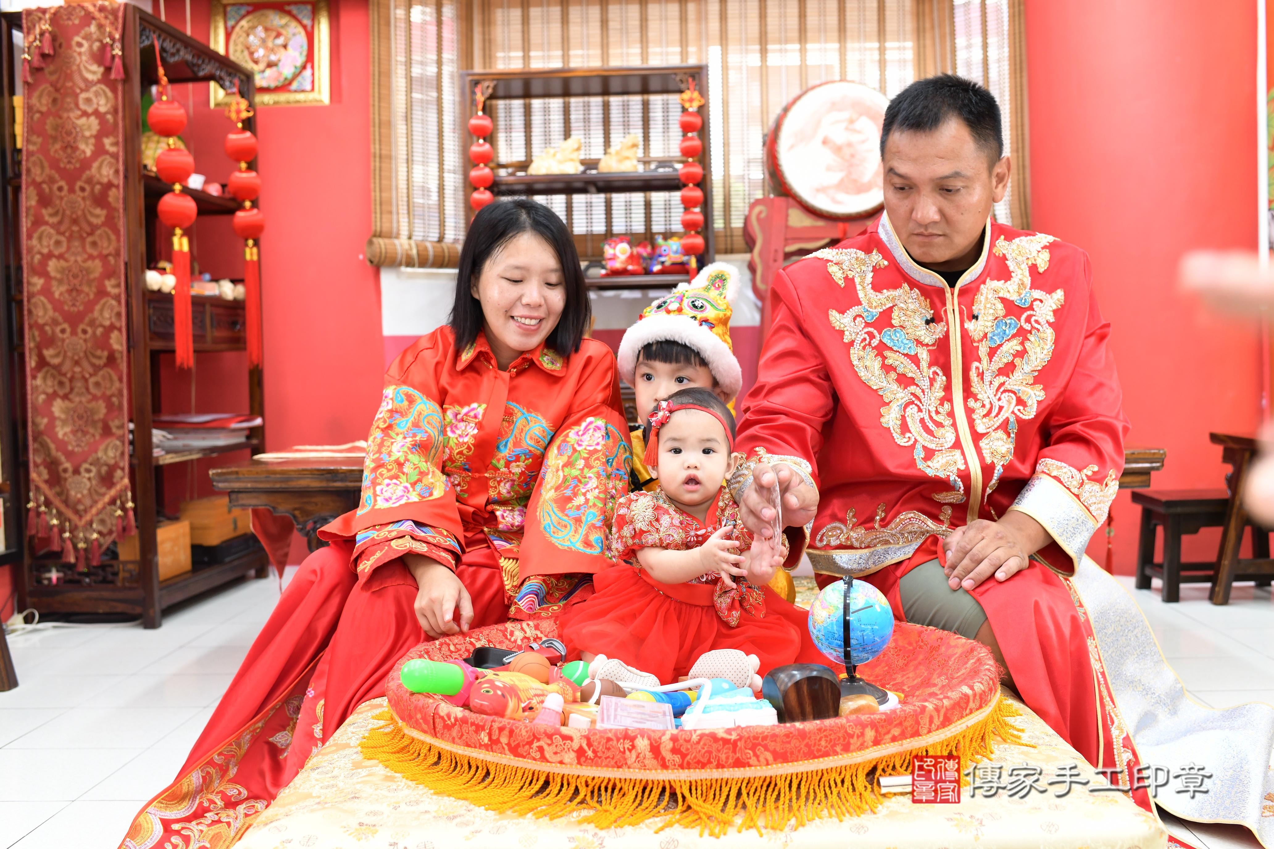 傳家手工印章高雄店、抓周、度脺、中國風會場、傳家嬰兒古禮、吉祥話、抓周道具物品24種、拍照。抓周證書。寶寶抓周、滿周歲、生日快樂、祝福