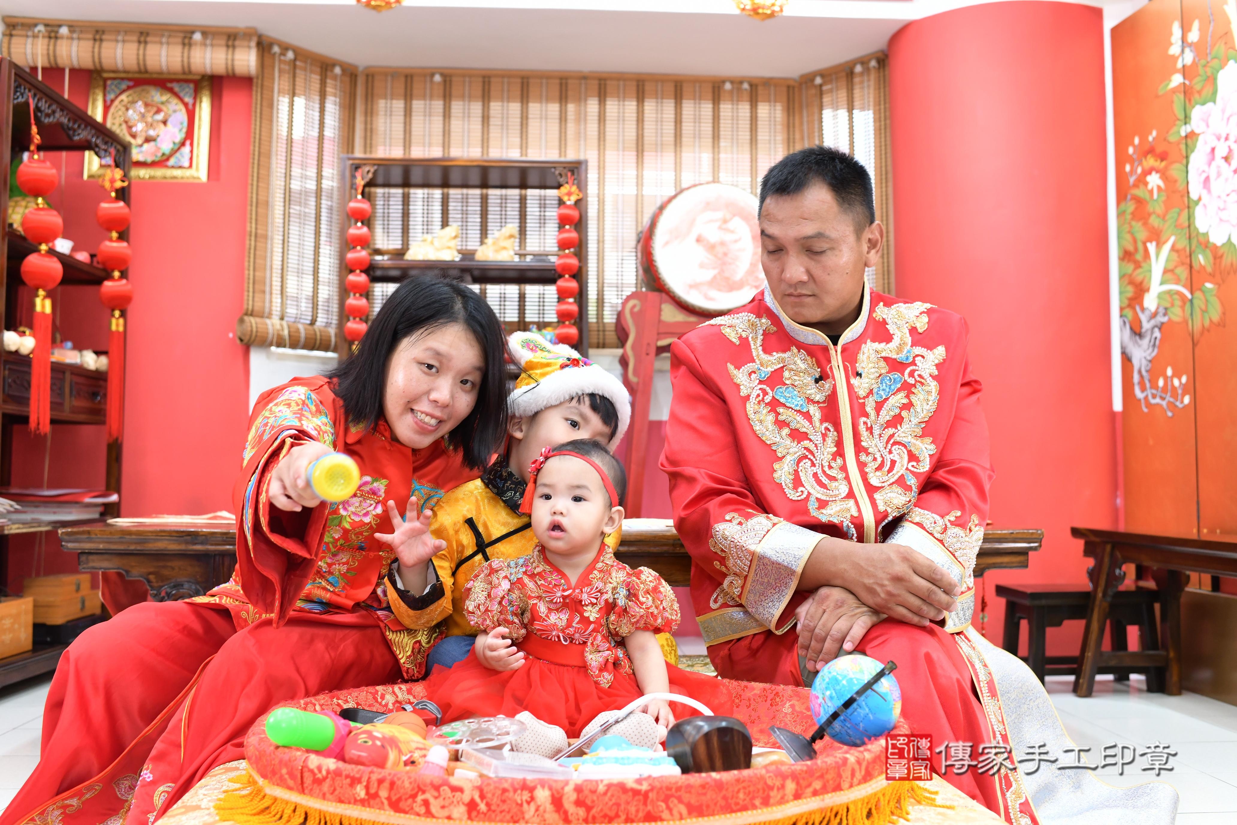 傳家手工印章高雄店、抓周、度脺、中國風會場、傳家嬰兒古禮、吉祥話、抓周道具物品24種、拍照。抓周證書。寶寶抓周、滿周歲、生日快樂、祝福