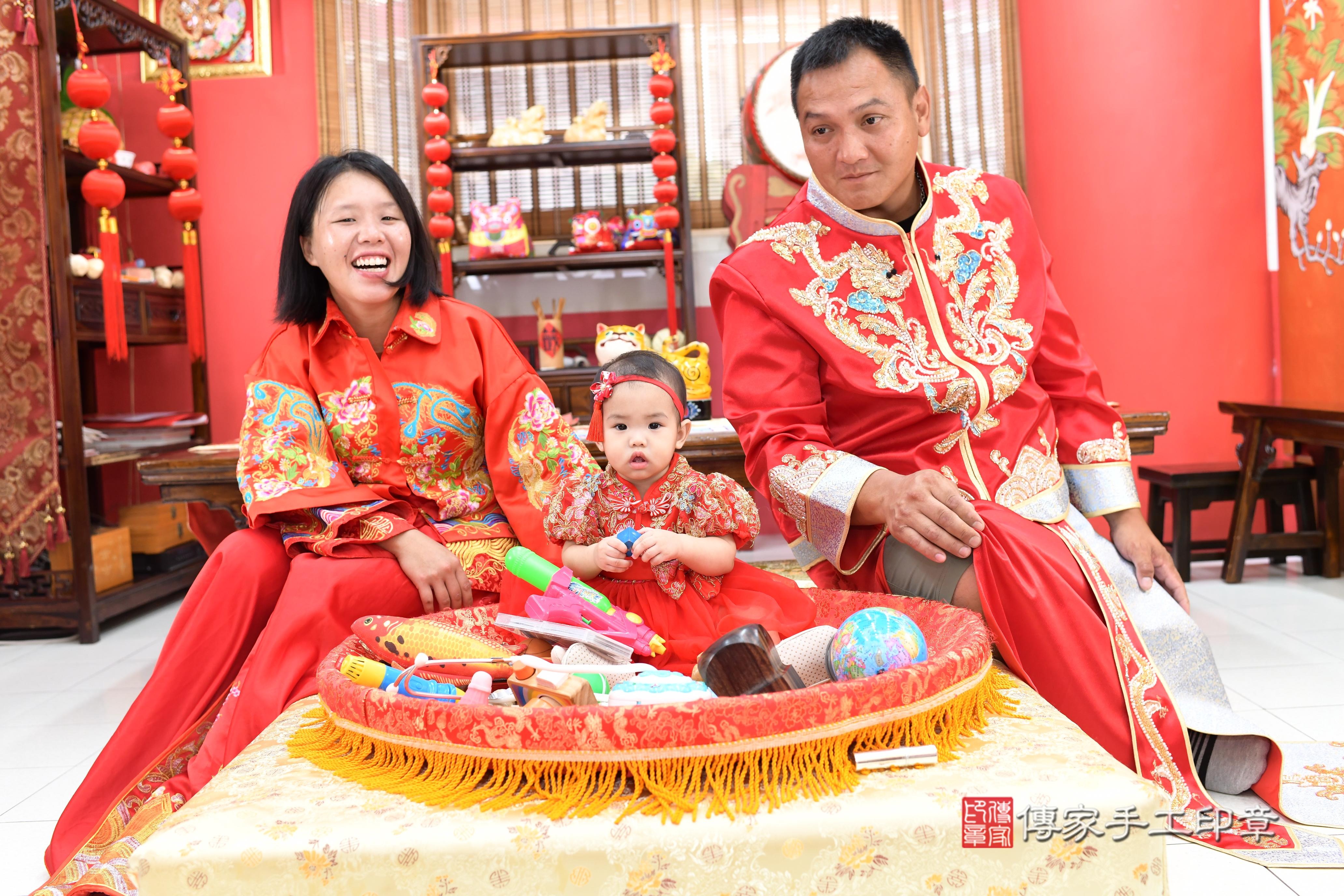 傳家手工印章高雄店、抓周、度脺、中國風會場、傳家嬰兒古禮、吉祥話、抓周道具物品24種、拍照。抓周證書。寶寶抓周、滿周歲、生日快樂、祝福