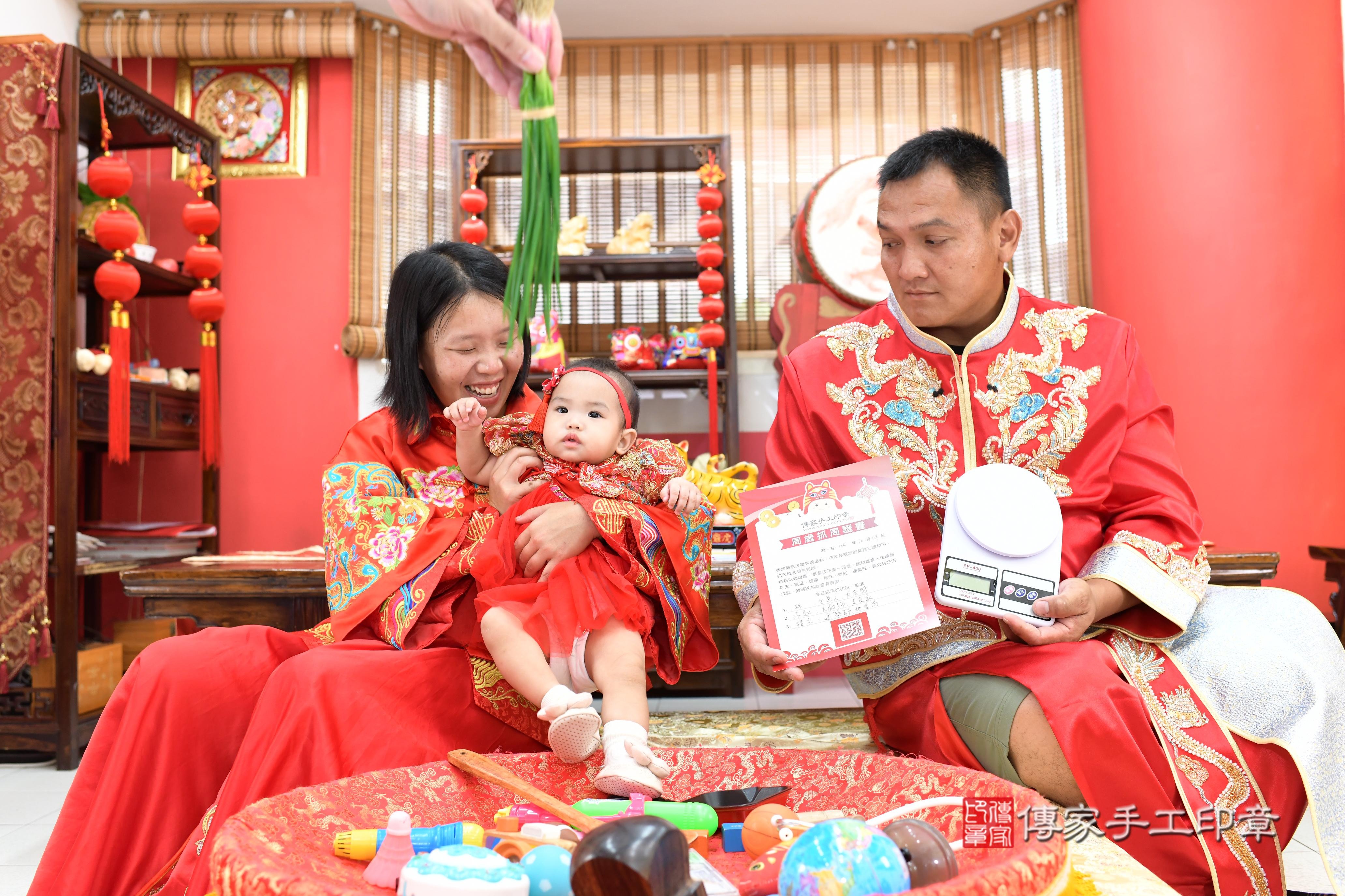 傳家手工印章高雄店、抓周、度脺、中國風會場、傳家嬰兒古禮、吉祥話、抓周道具物品24種、拍照。抓周證書。寶寶抓周、滿周歲、生日快樂、祝福