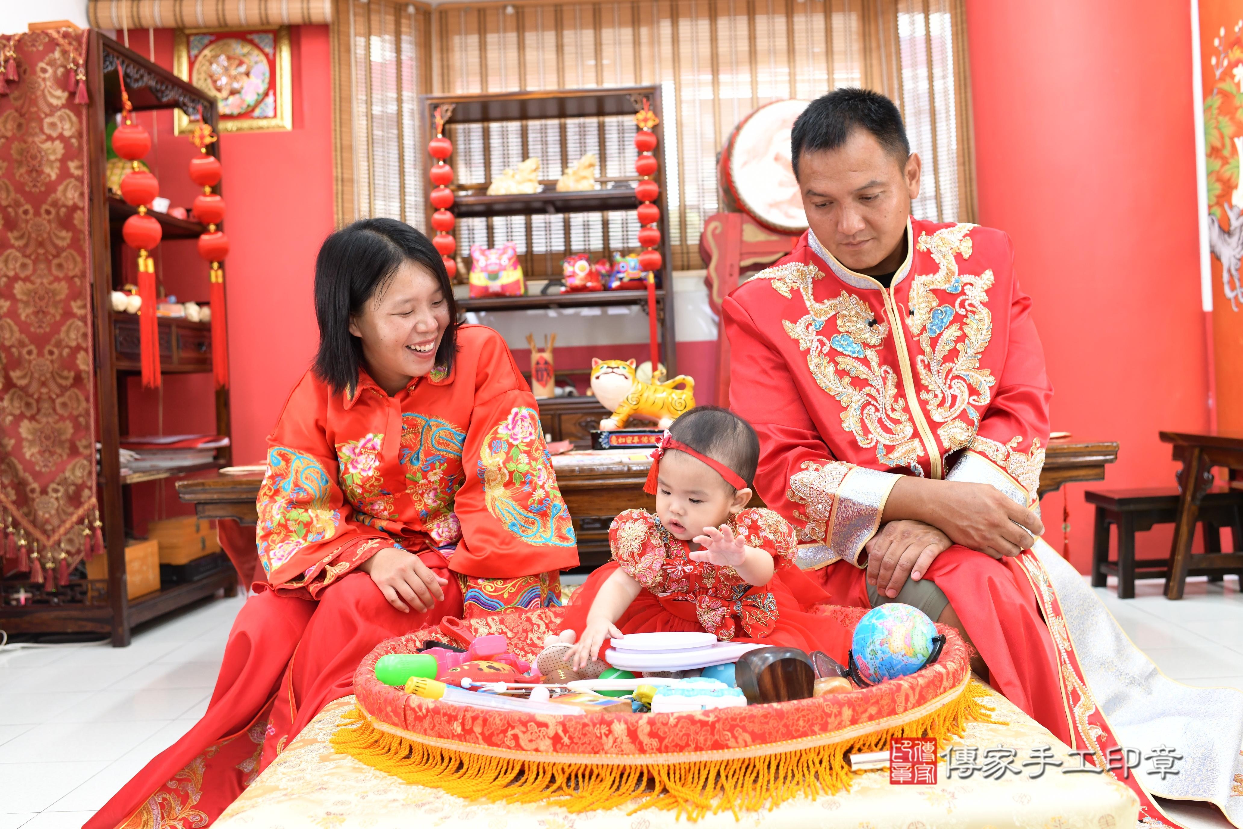 傳家手工印章高雄店、抓周、度脺、中國風會場、傳家嬰兒古禮、吉祥話、抓周道具物品24種、拍照。抓周證書。寶寶抓周、滿周歲、生日快樂、祝福