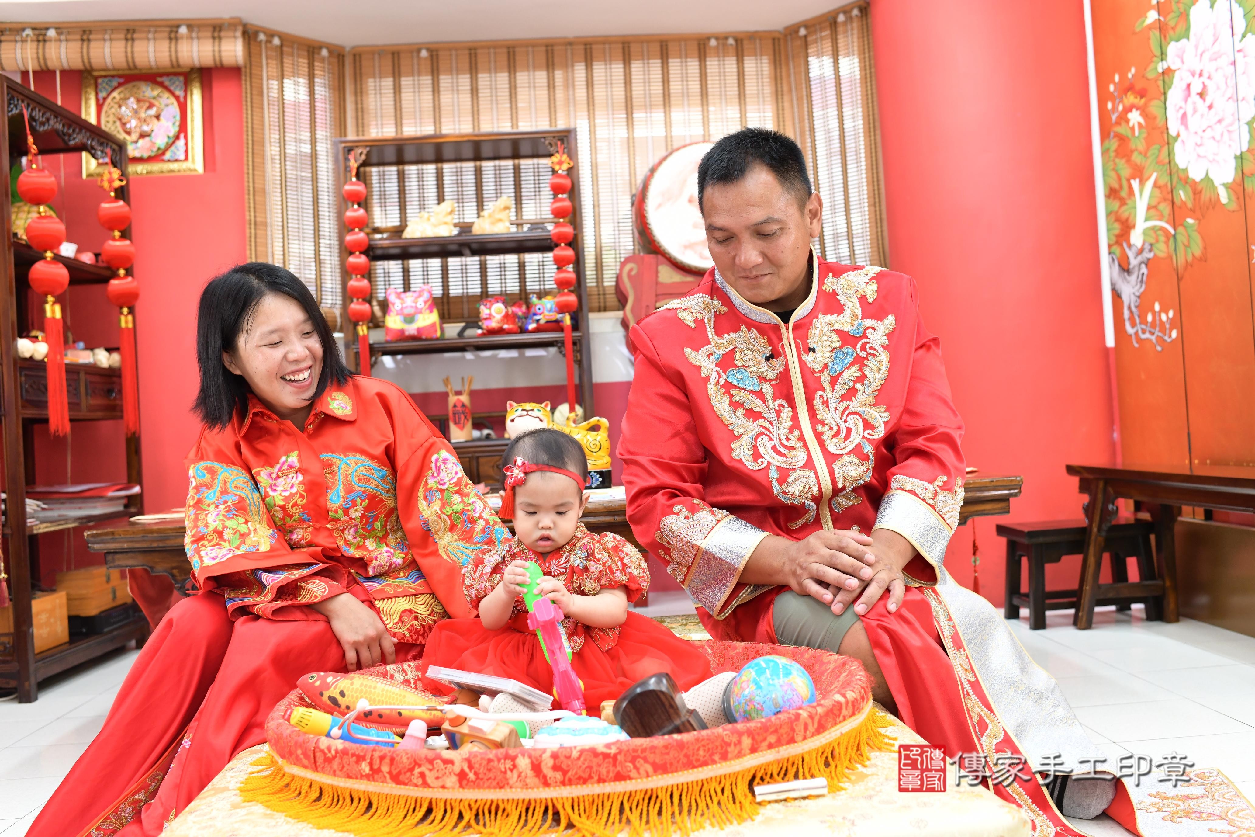 傳家手工印章高雄店、抓周、度脺、中國風會場、傳家嬰兒古禮、吉祥話、抓周道具物品24種、拍照。抓周證書。寶寶抓周、滿周歲、生日快樂、祝福