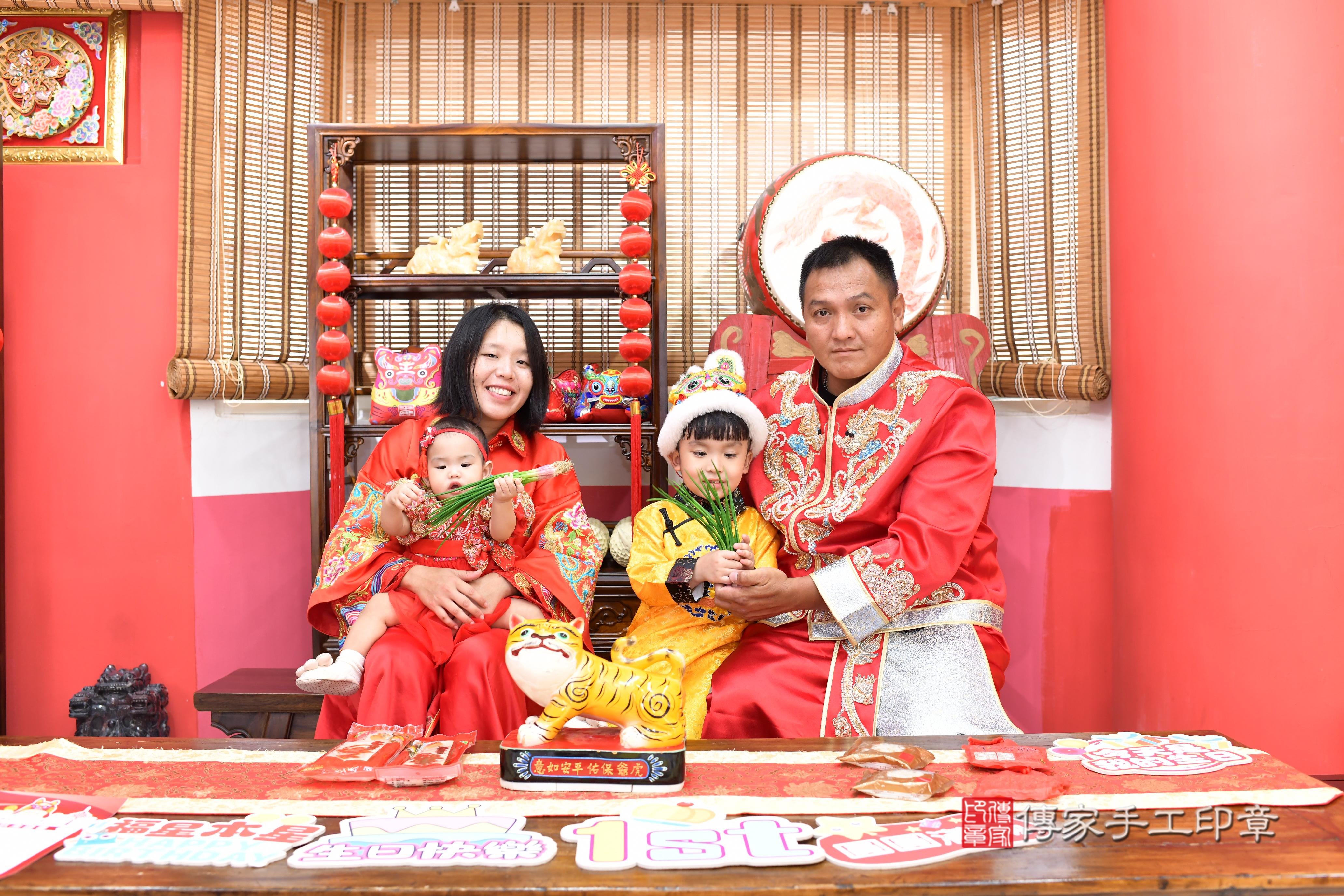 傳家手工印章高雄店、抓周、度脺、中國風會場、傳家嬰兒古禮、吉祥話、抓周道具物品24種、拍照。抓周證書。寶寶抓周、滿周歲、生日快樂、祝福