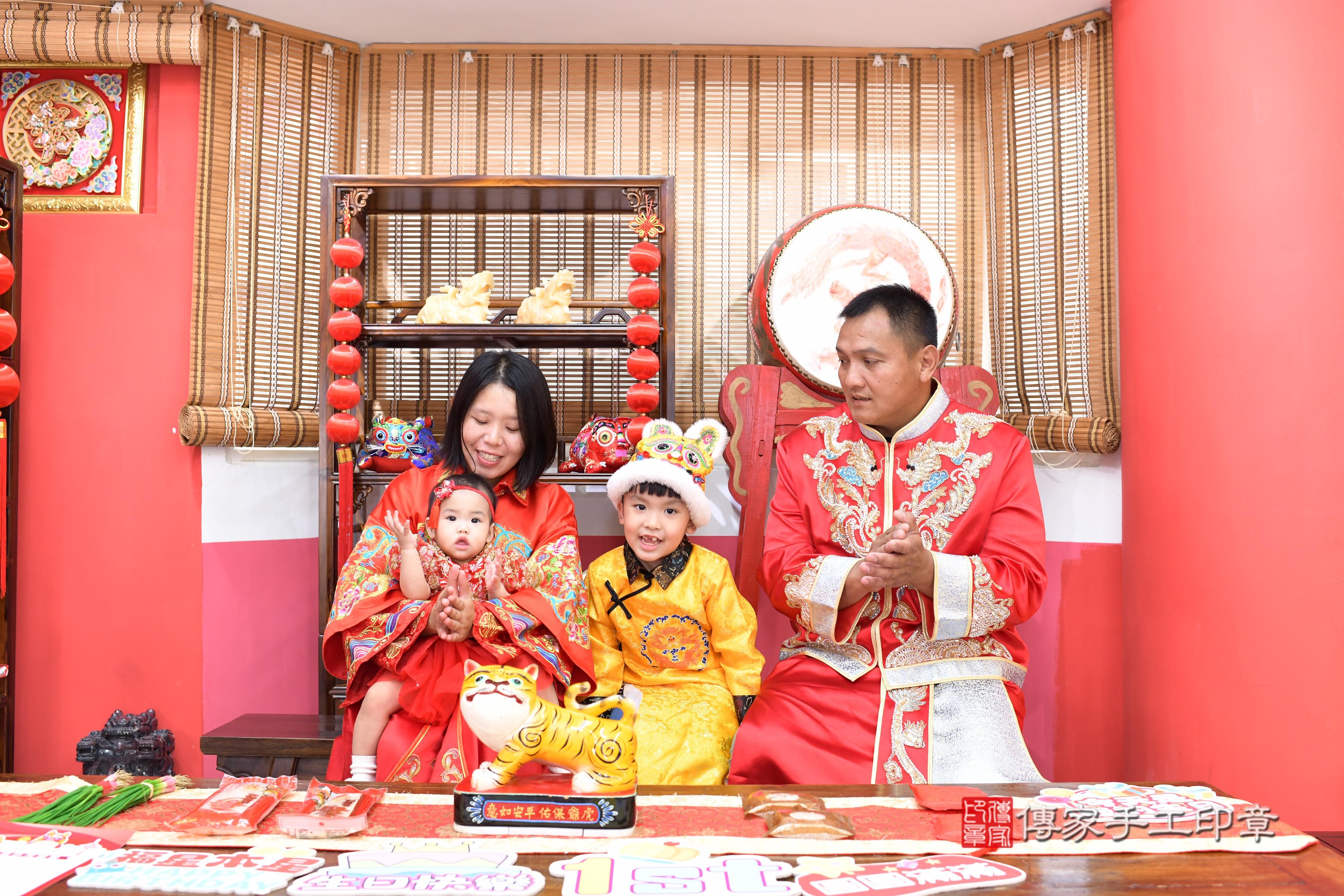 傳家手工印章高雄店、抓周、度脺、中國風會場、傳家嬰兒古禮、吉祥話、抓周道具物品24種、拍照。抓周證書。寶寶抓周、滿周歲、生日快樂、祝福