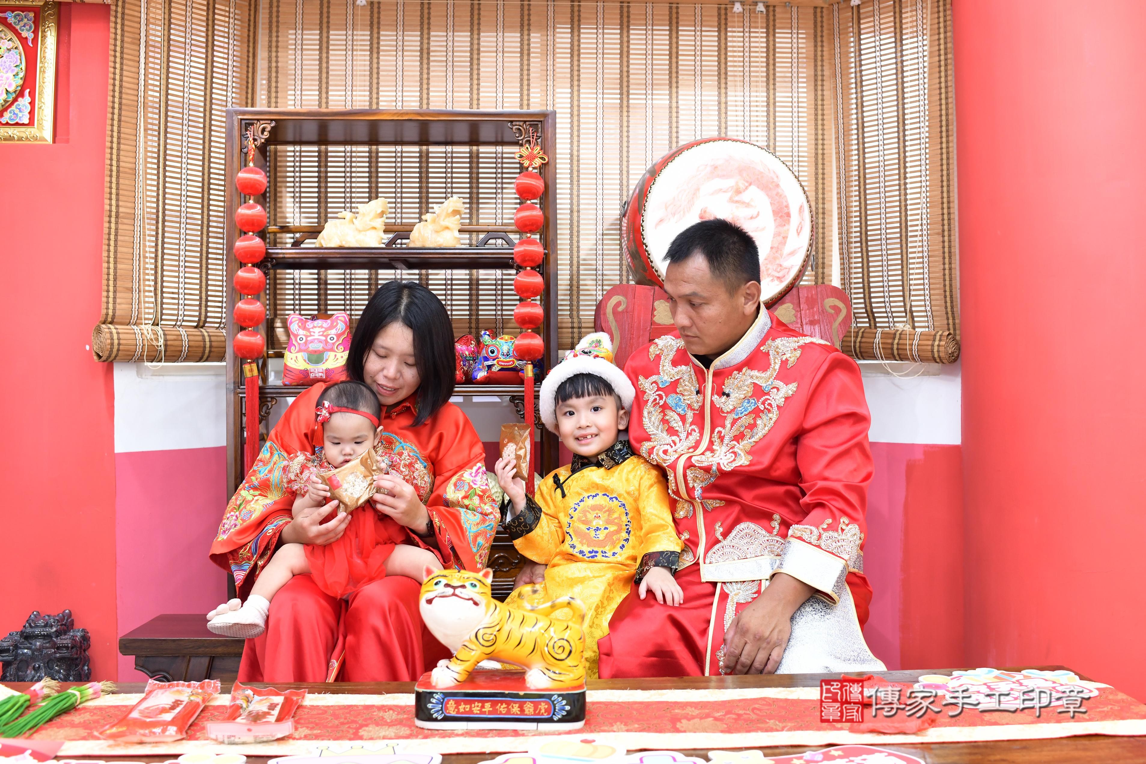 傳家手工印章高雄店、抓周、度脺、中國風會場、傳家嬰兒古禮、吉祥話、抓周道具物品24種、拍照。抓周證書。寶寶抓周、滿周歲、生日快樂、祝福