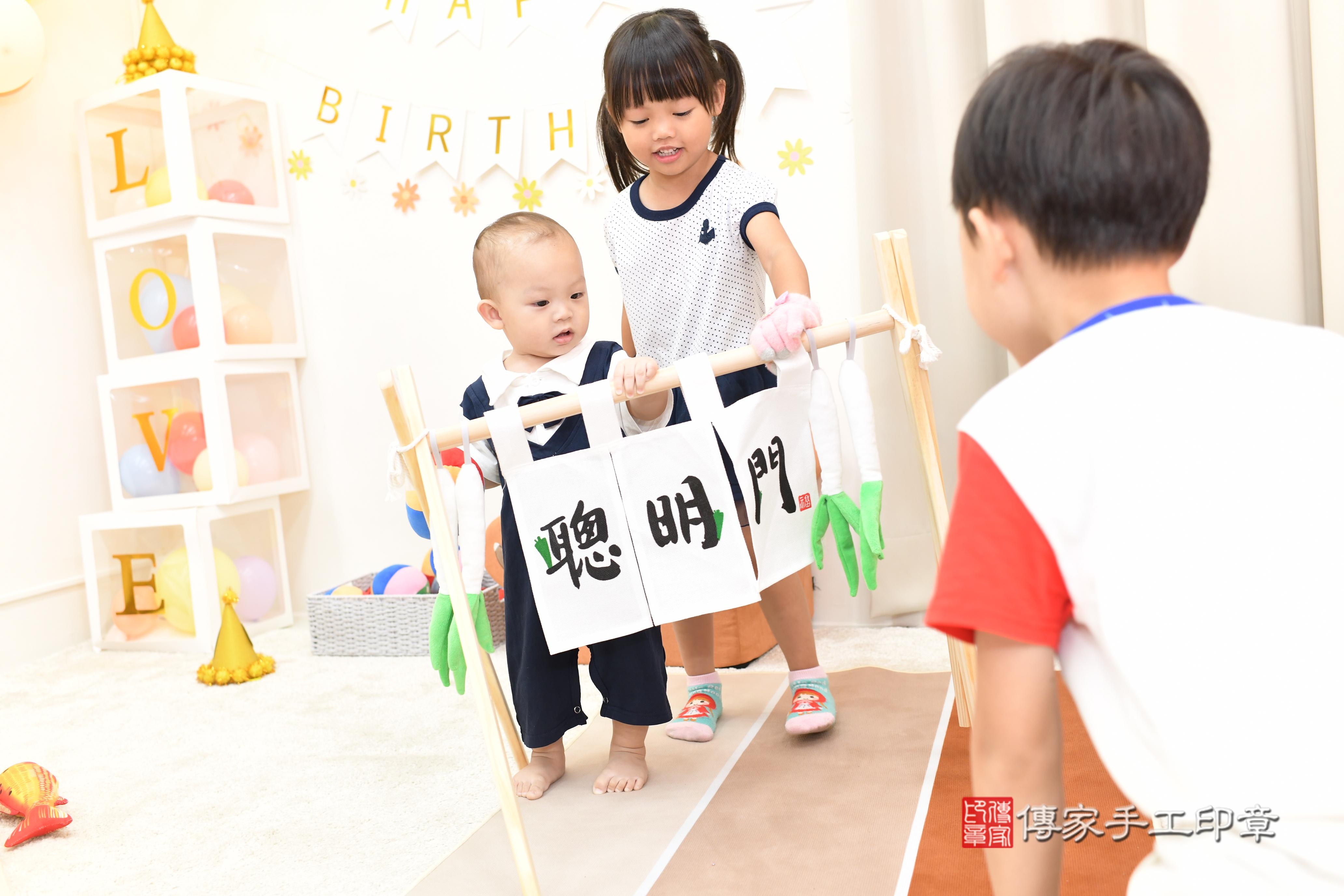 傳家手工印章高雄店、抓周、度脺、中國風會場、傳家嬰兒古禮、吉祥話、抓周道具物品24種、拍照。抓周證書。寶寶抓周、滿周歲、生日快樂、祝福