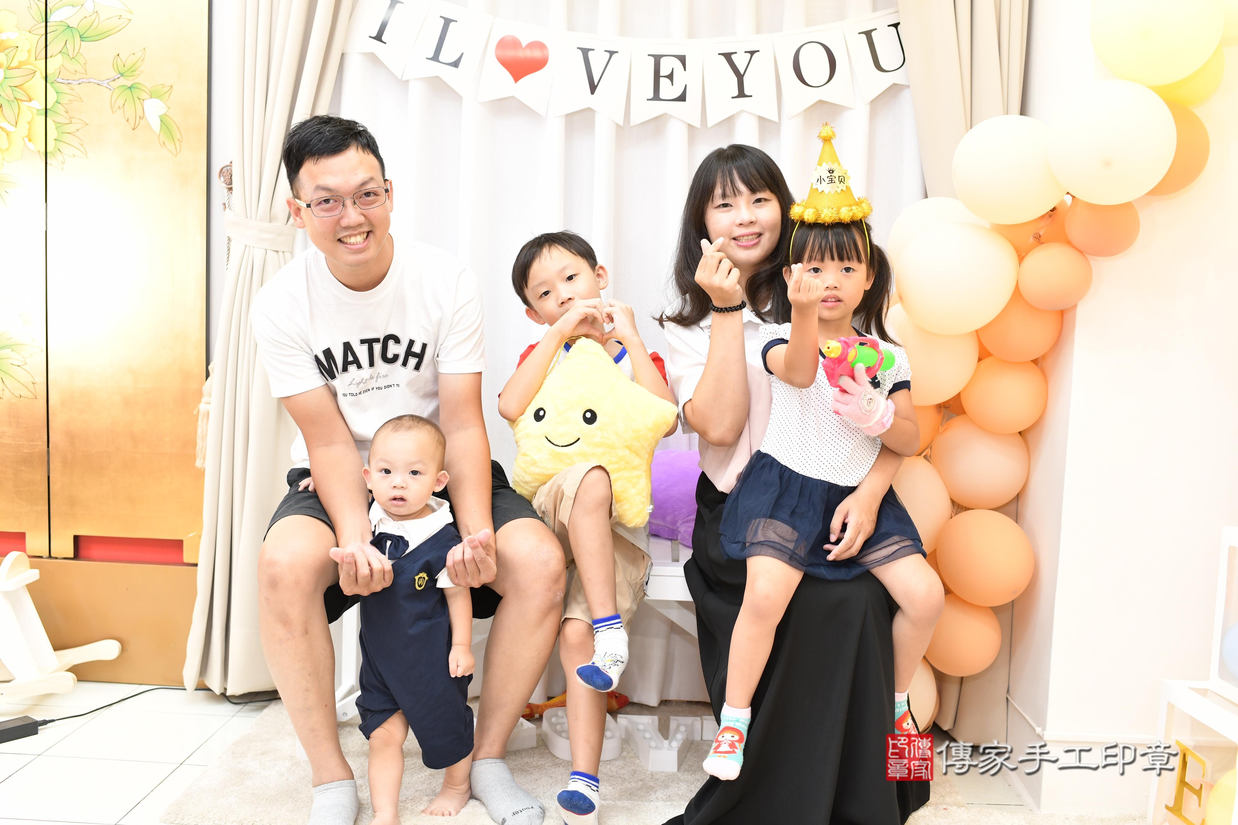 傳家手工印章高雄店、抓周、度脺、中國風會場、傳家嬰兒古禮、吉祥話、抓周道具物品24種、拍照。抓周證書。寶寶抓周、滿周歲、生日快樂、祝福