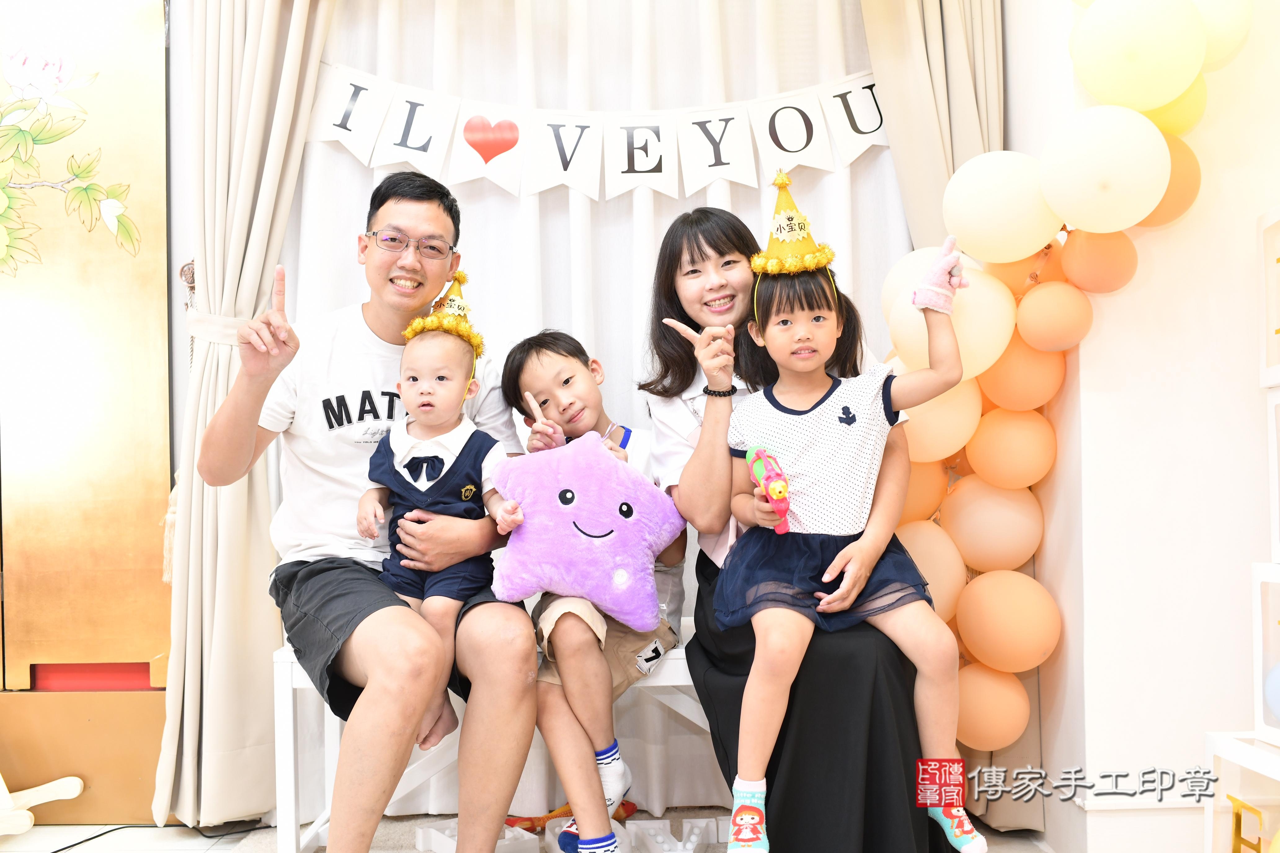 傳家手工印章高雄店、抓周、度脺、中國風會場、傳家嬰兒古禮、吉祥話、抓周道具物品24種、拍照。抓周證書。寶寶抓周、滿周歲、生日快樂、祝福