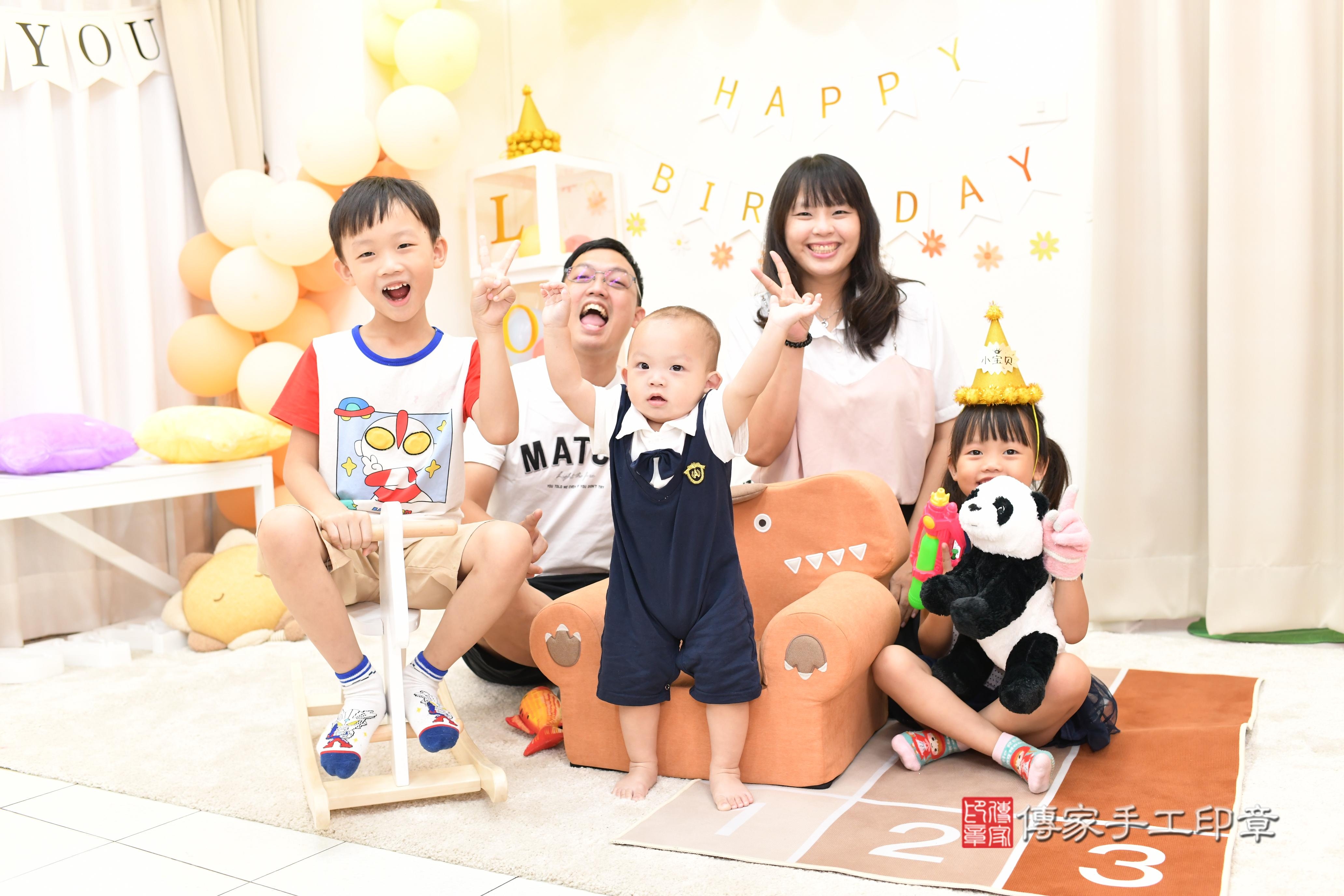 傳家手工印章高雄店、抓周、度脺、中國風會場、傳家嬰兒古禮、吉祥話、抓周道具物品24種、拍照。抓周證書。寶寶抓周、滿周歲、生日快樂、祝福