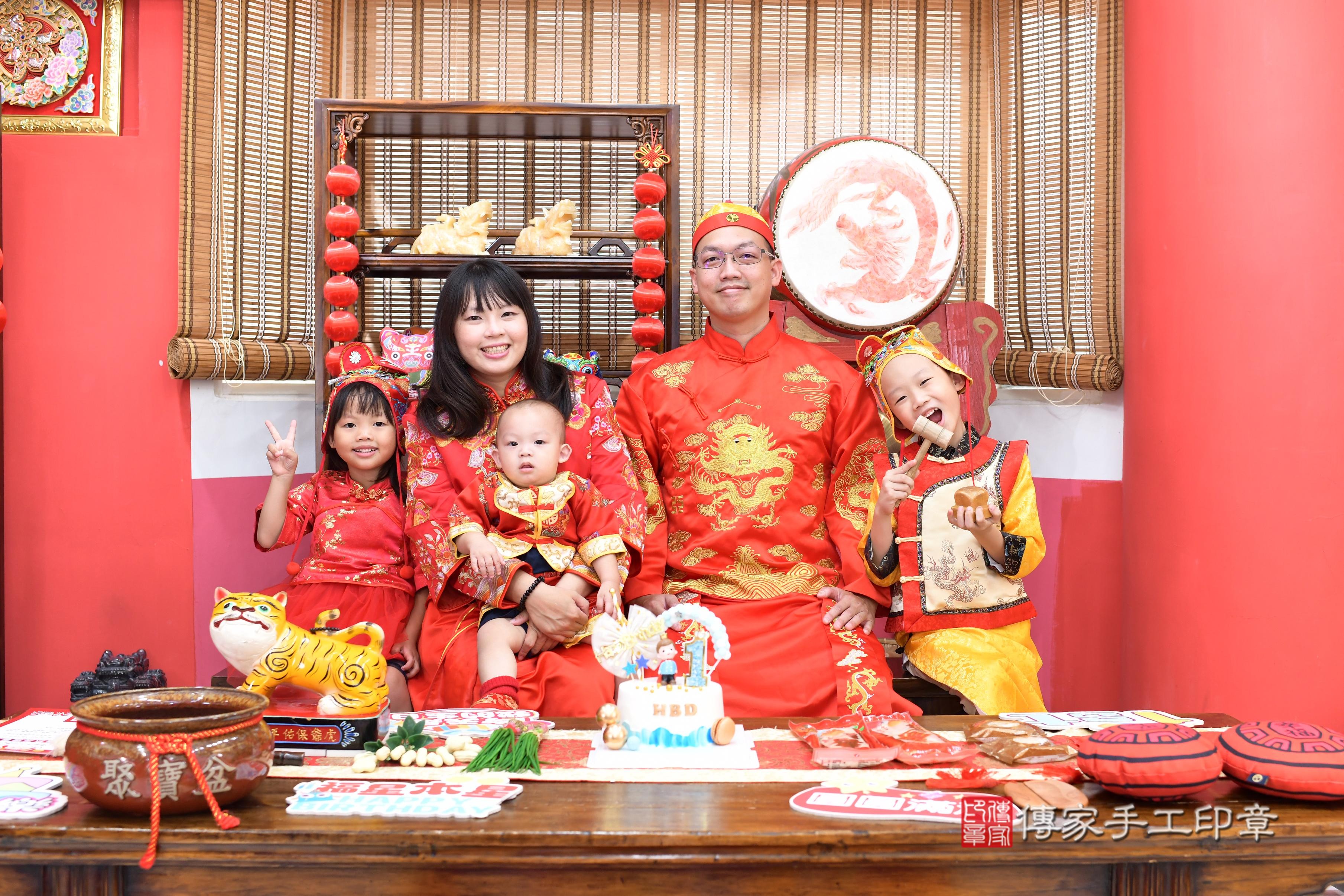 傳家手工印章高雄店、抓周、度脺、中國風會場、傳家嬰兒古禮、吉祥話、抓周道具物品24種、拍照。抓周證書。寶寶抓周、滿周歲、生日快樂、祝福