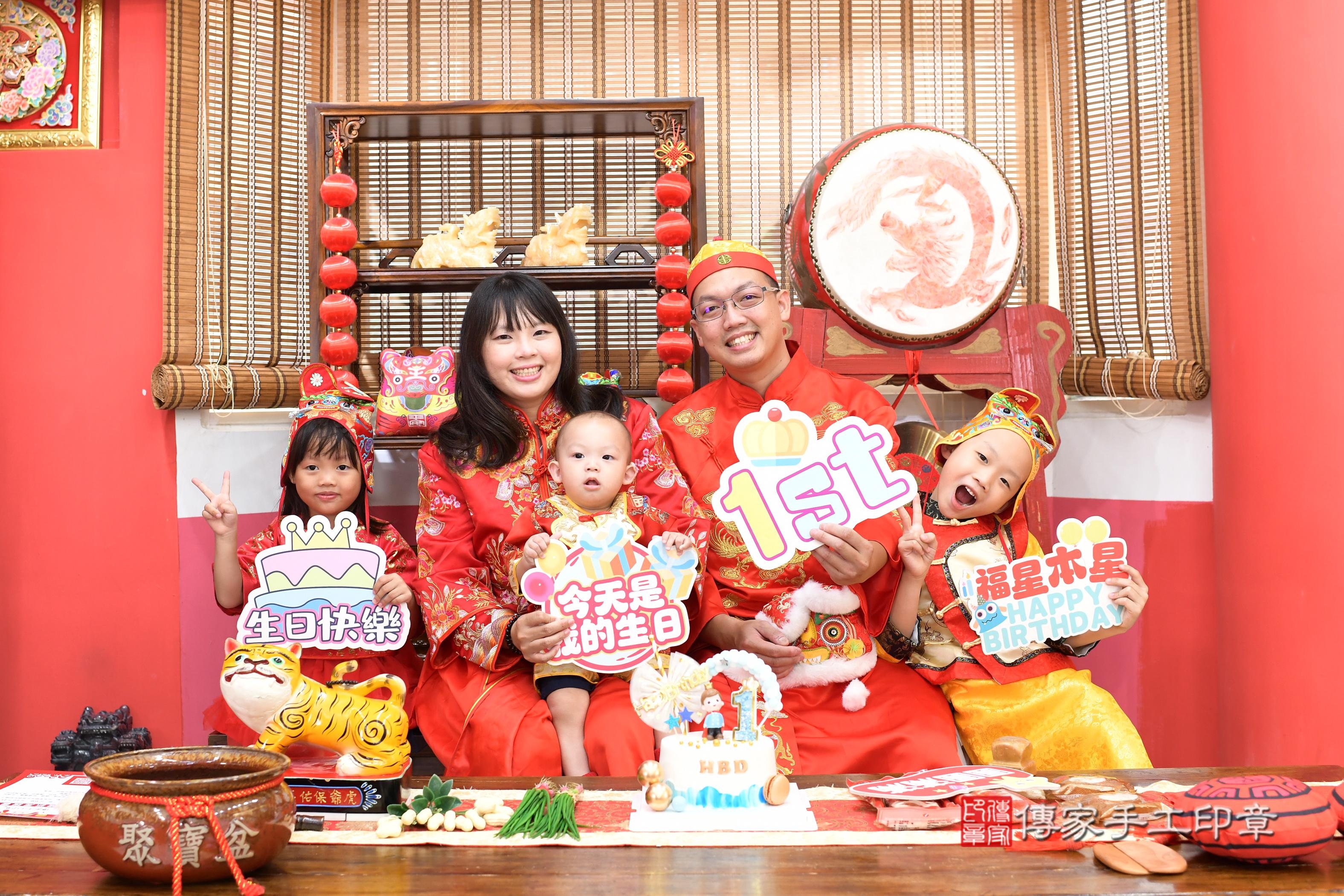 傳家手工印章高雄店、抓周、度脺、中國風會場、傳家嬰兒古禮、吉祥話、抓周道具物品24種、拍照。抓周證書。寶寶抓周、滿周歲、生日快樂、祝福