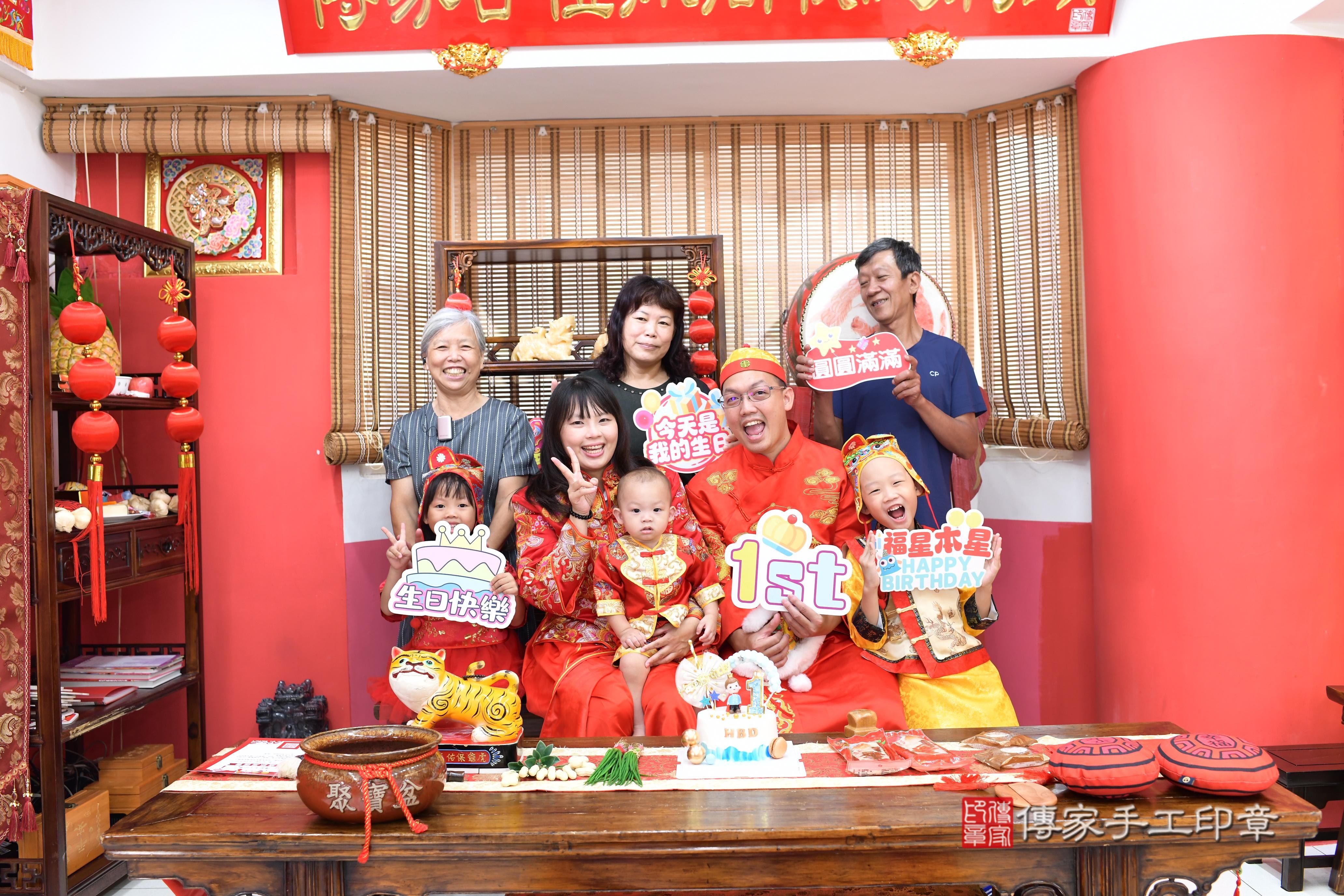 傳家手工印章高雄店、抓周、度脺、中國風會場、傳家嬰兒古禮、吉祥話、抓周道具物品24種、拍照。抓周證書。寶寶抓周、滿周歲、生日快樂、祝福