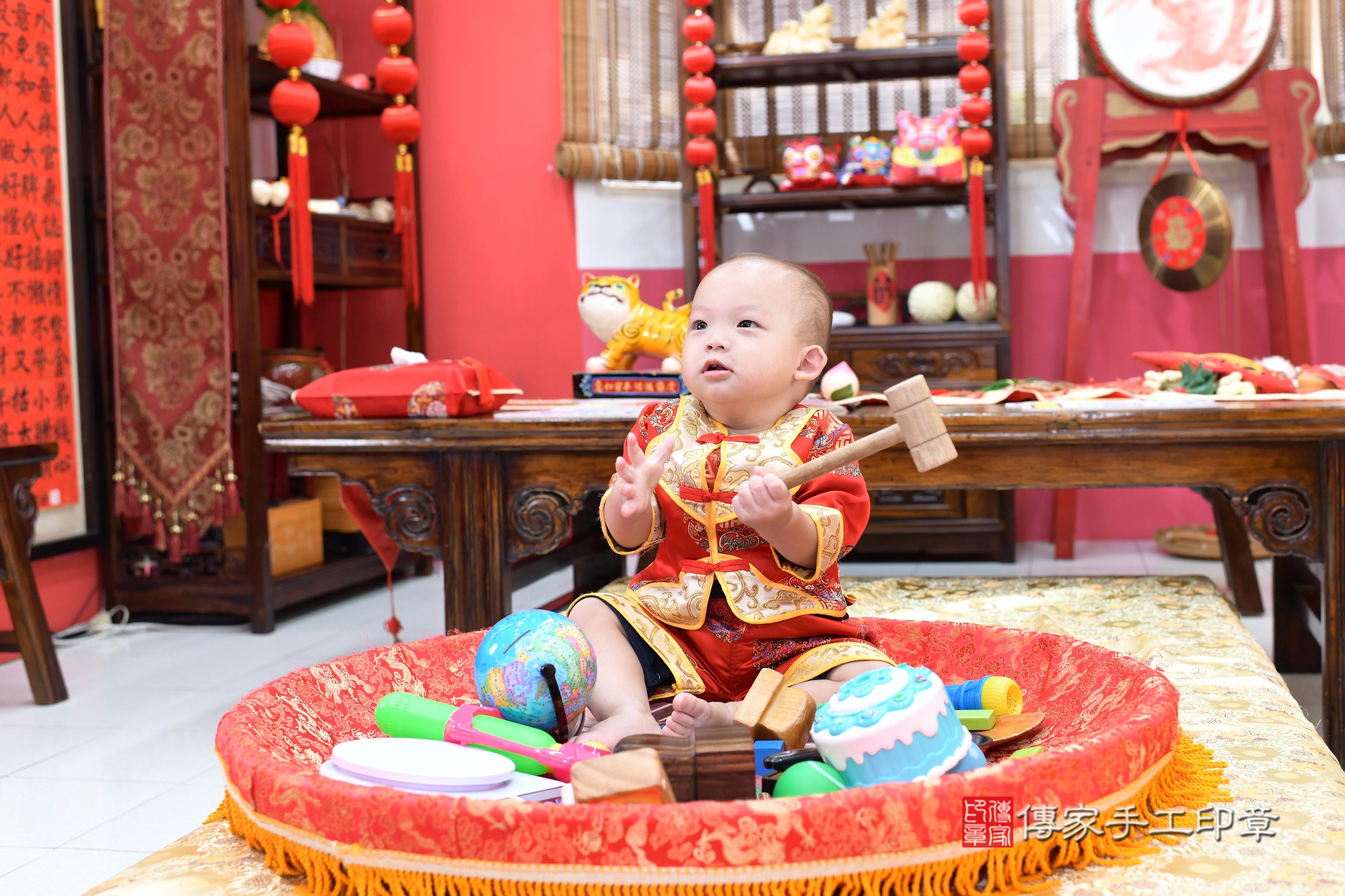 傳家手工印章高雄店、抓周、度脺、中國風會場、傳家嬰兒古禮、吉祥話、抓周道具物品24種、拍照。抓周證書。寶寶抓周、滿周歲、生日快樂、祝福