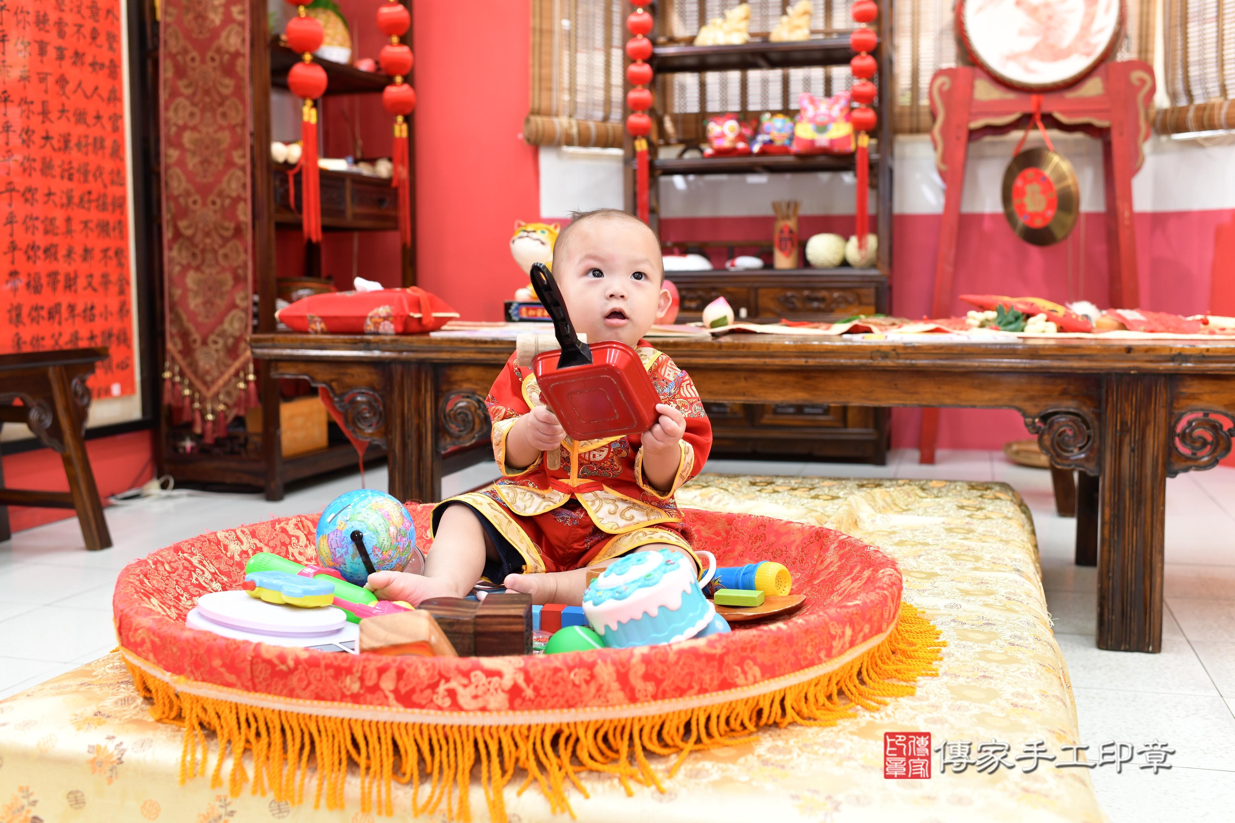 傳家手工印章高雄店、抓周、度脺、中國風會場、傳家嬰兒古禮、吉祥話、抓周道具物品24種、拍照。抓周證書。寶寶抓周、滿周歲、生日快樂、祝福