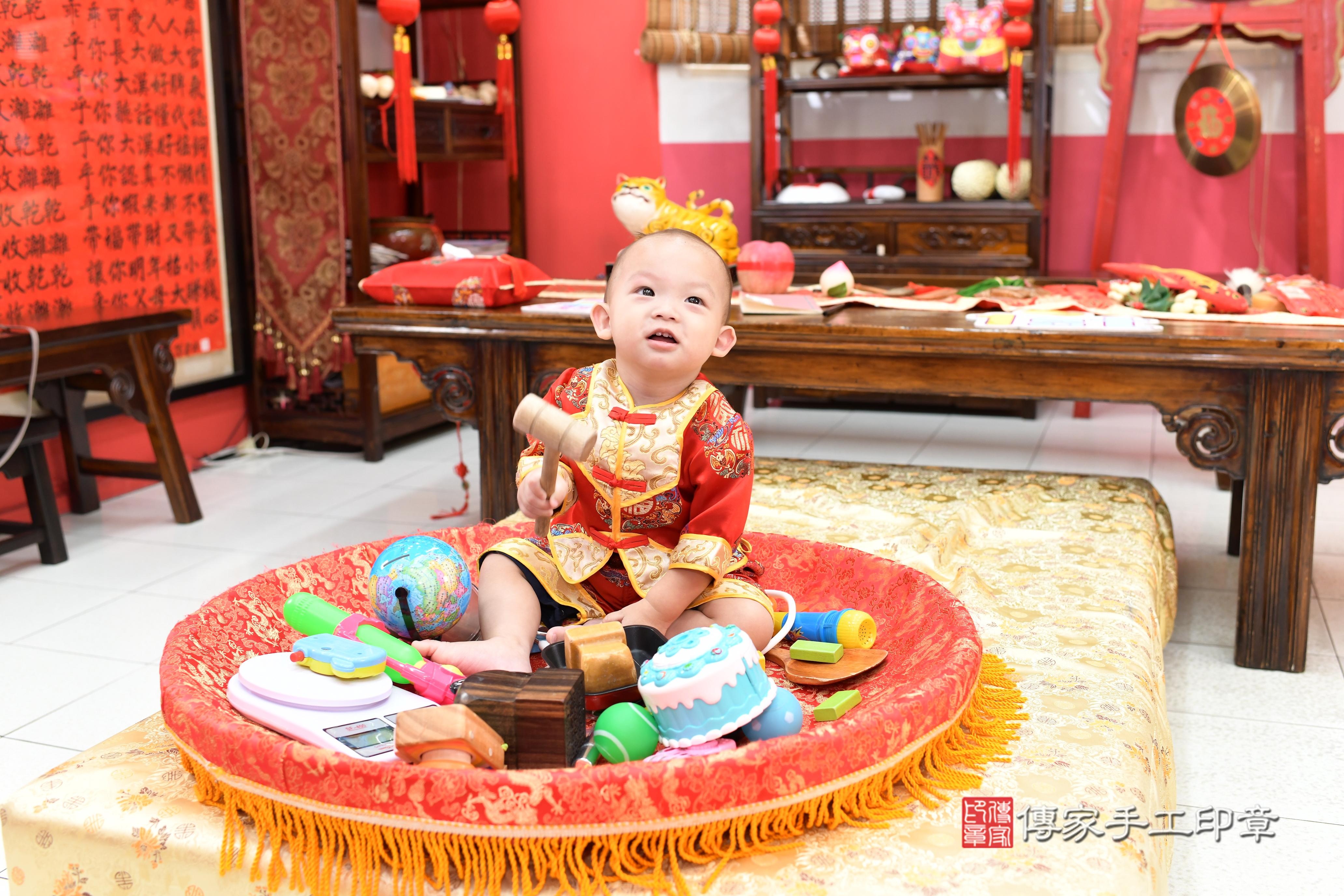 傳家手工印章高雄店、抓周、度脺、中國風會場、傳家嬰兒古禮、吉祥話、抓周道具物品24種、拍照。抓周證書。寶寶抓周、滿周歲、生日快樂、祝福