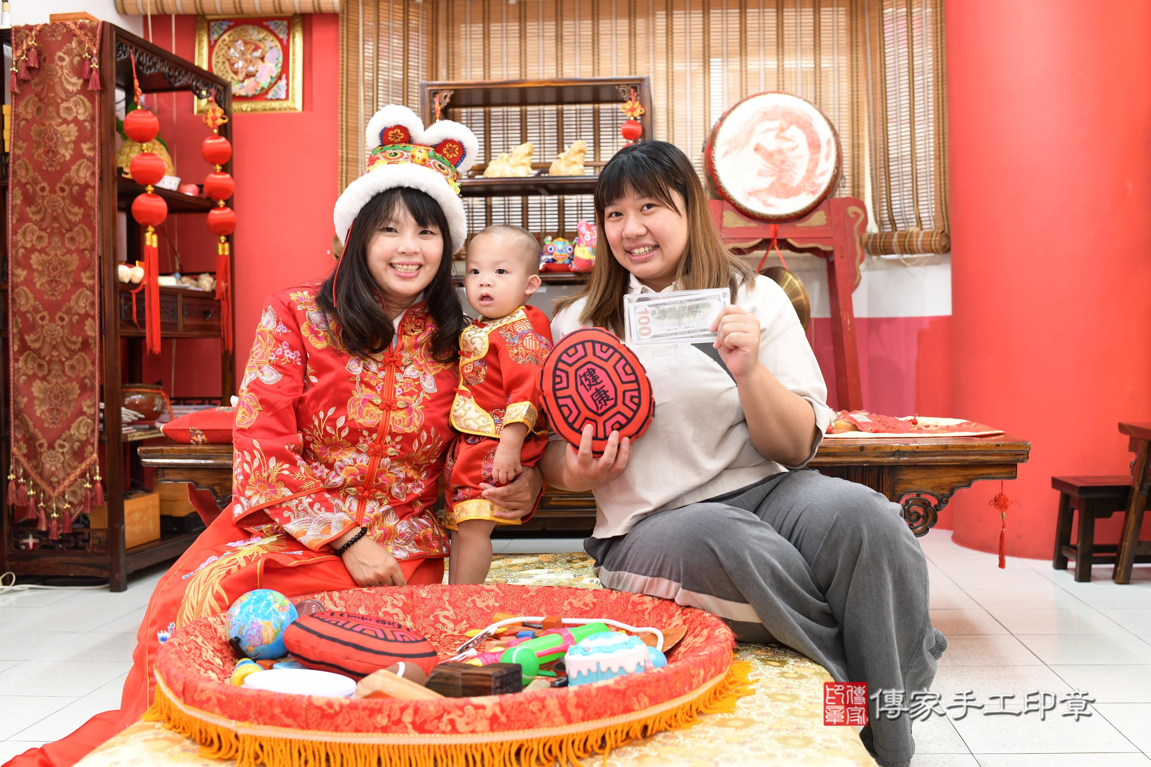 傳家手工印章高雄店、抓周、度脺、中國風會場、傳家嬰兒古禮、吉祥話、抓周道具物品24種、拍照。抓周證書。寶寶抓周、滿周歲、生日快樂、祝福