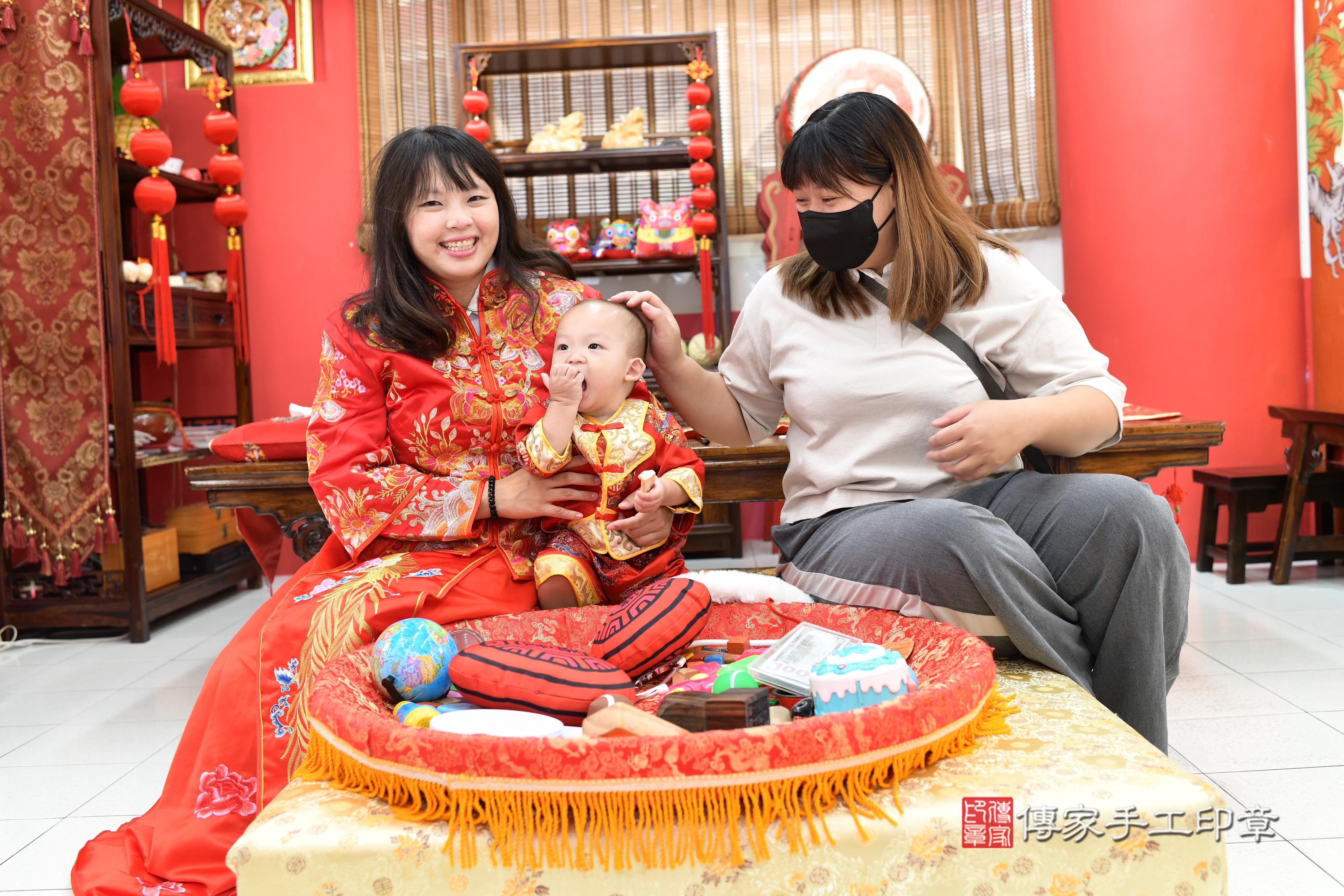 傳家手工印章高雄店、抓周、度脺、中國風會場、傳家嬰兒古禮、吉祥話、抓周道具物品24種、拍照。抓周證書。寶寶抓周、滿周歲、生日快樂、祝福