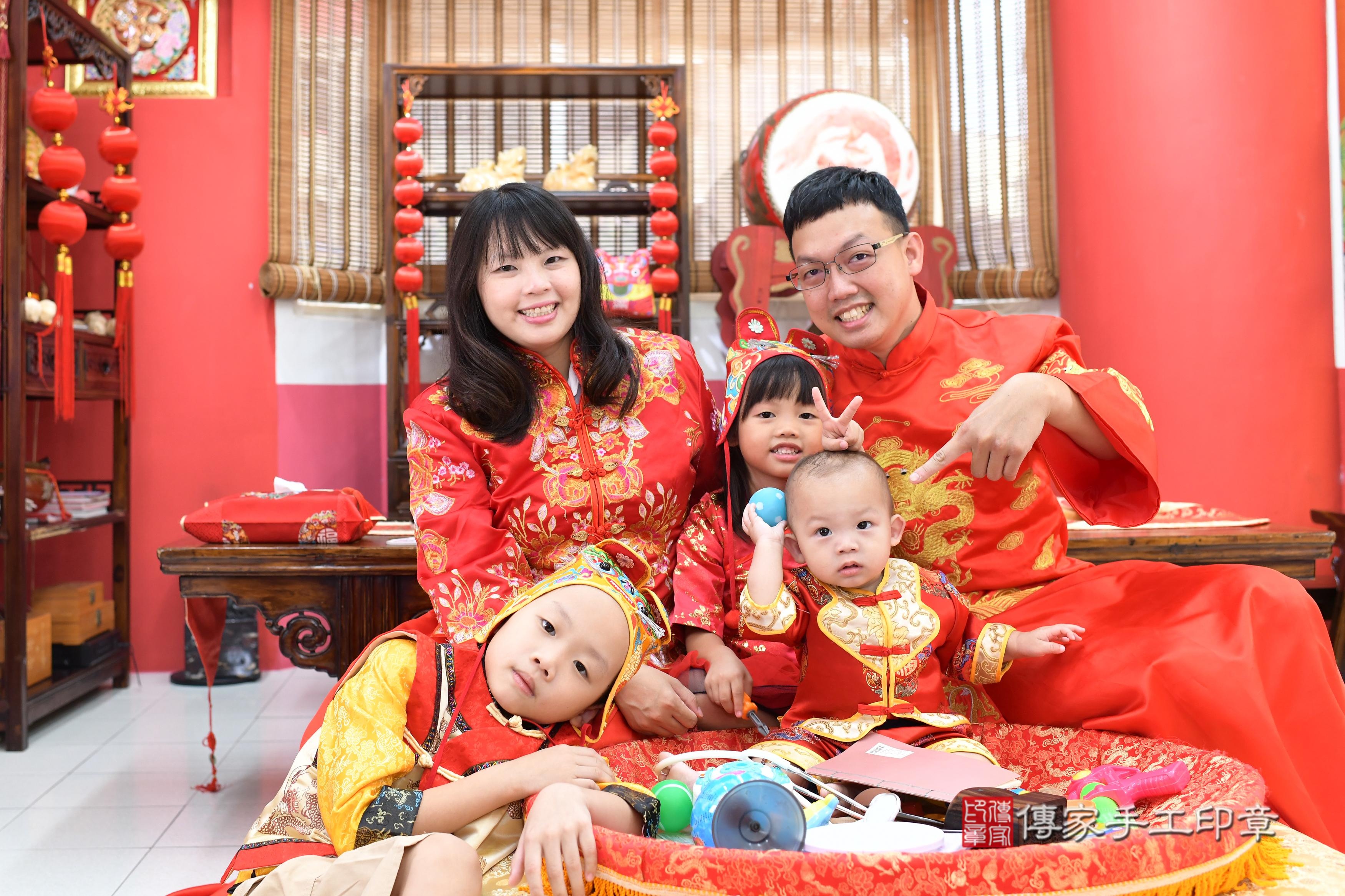 傳家手工印章高雄店、抓周、度脺、中國風會場、傳家嬰兒古禮、吉祥話、抓周道具物品24種、拍照。抓周證書。寶寶抓周、滿周歲、生日快樂、祝福