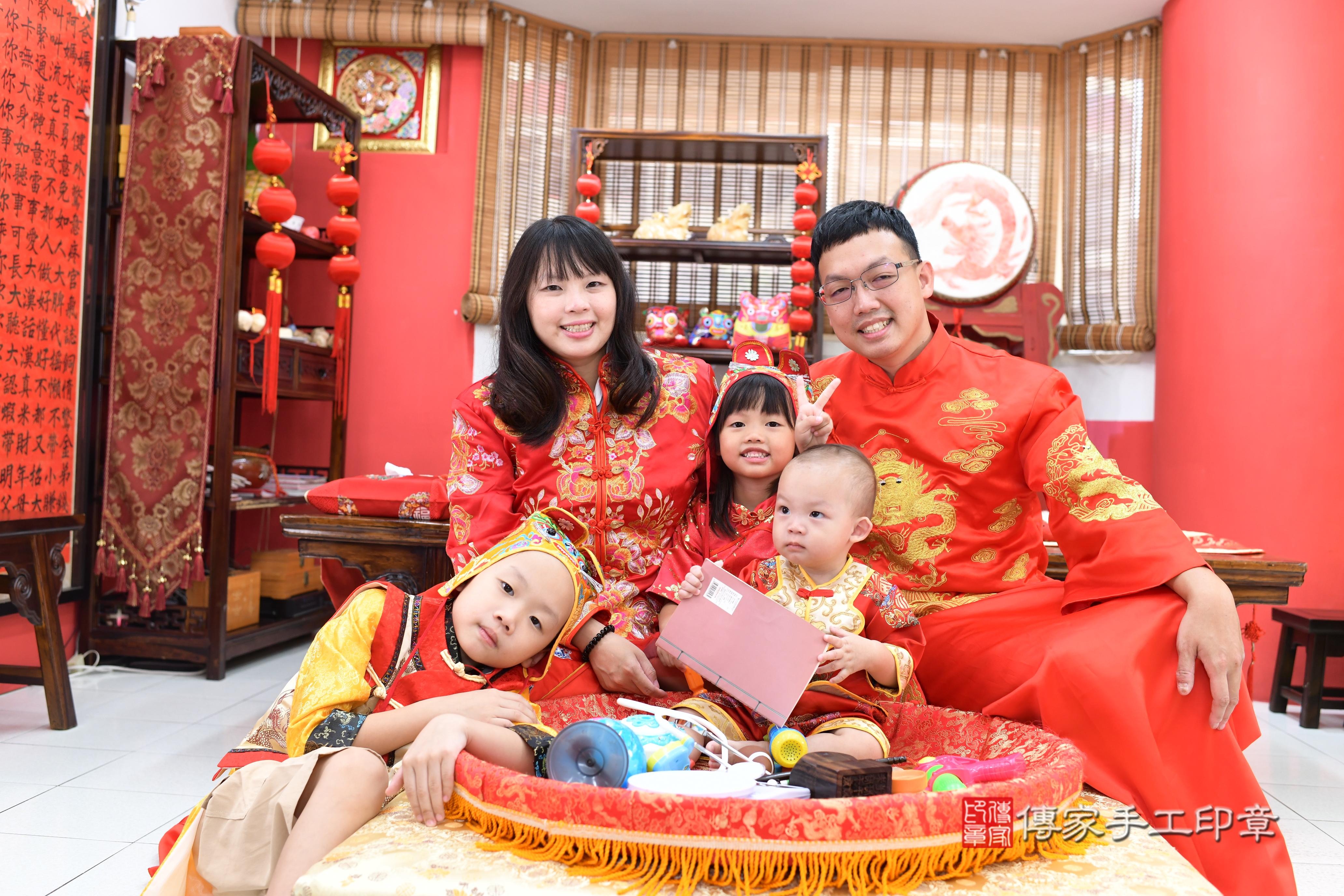 傳家手工印章高雄店、抓周、度脺、中國風會場、傳家嬰兒古禮、吉祥話、抓周道具物品24種、拍照。抓周證書。寶寶抓周、滿周歲、生日快樂、祝福