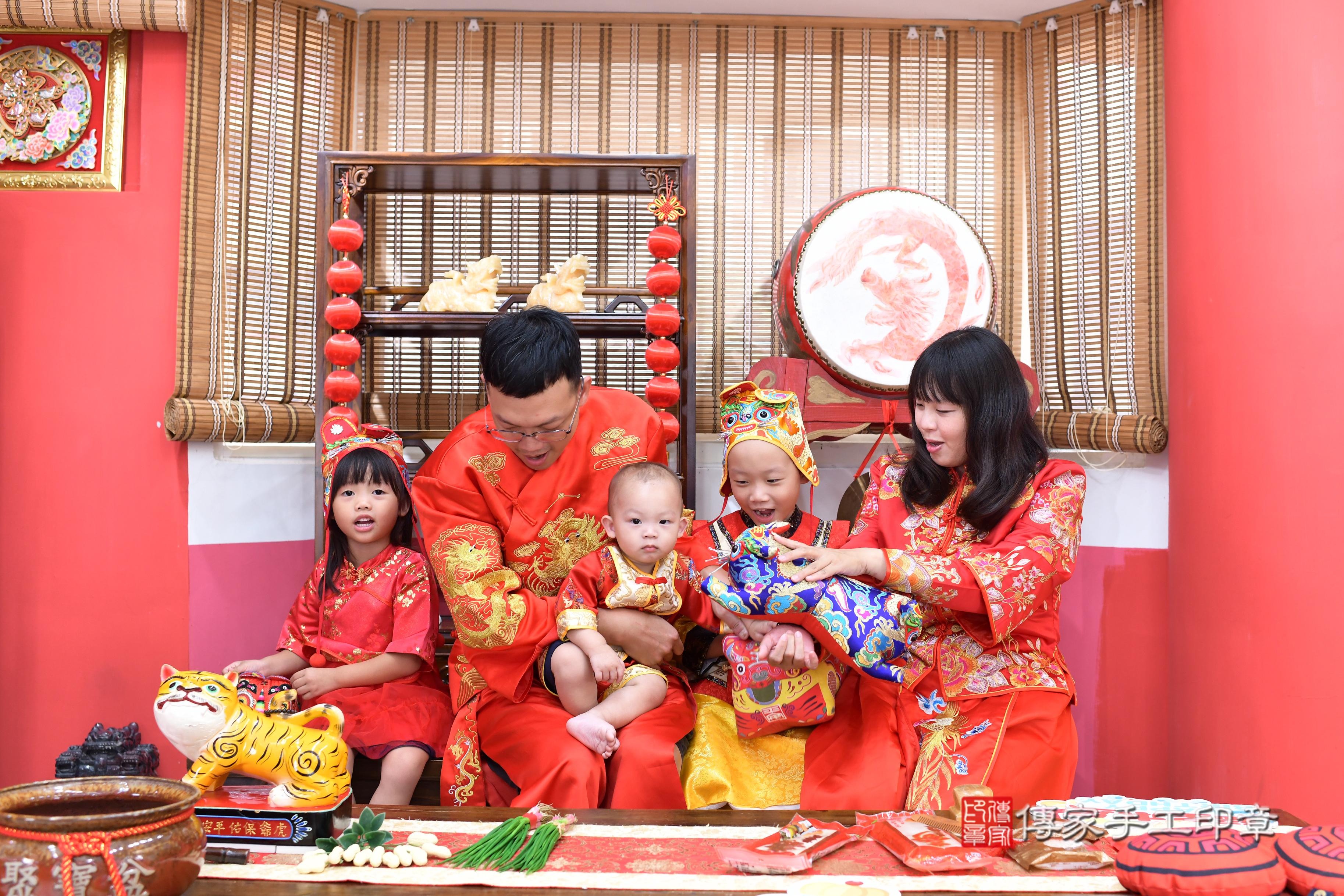 傳家手工印章高雄店、抓周、度脺、中國風會場、傳家嬰兒古禮、吉祥話、抓周道具物品24種、拍照。抓周證書。寶寶抓周、滿周歲、生日快樂、祝福