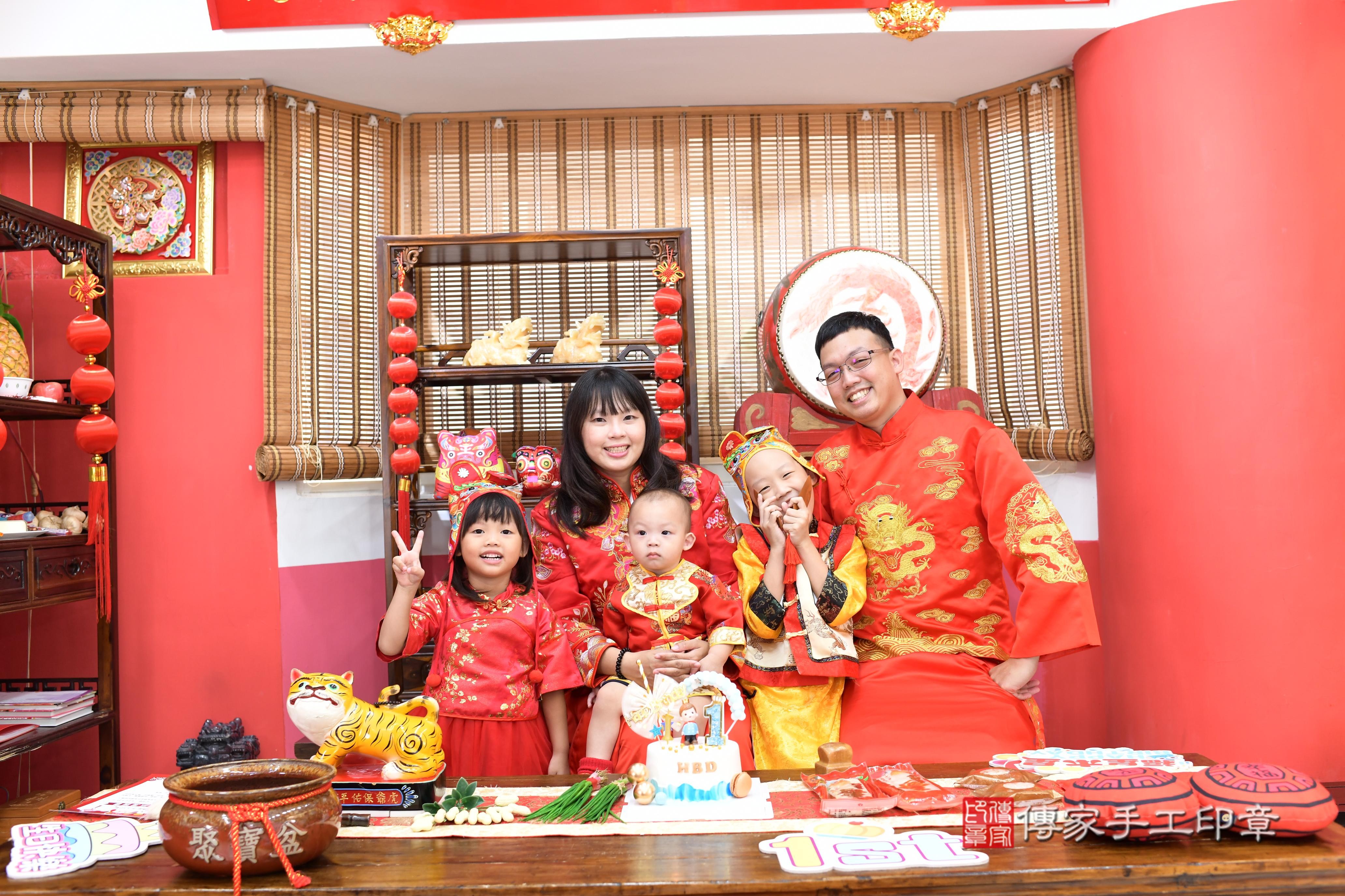 傳家手工印章高雄店、抓周、度脺、中國風會場、傳家嬰兒古禮、吉祥話、抓周道具物品24種、拍照。抓周證書。寶寶抓周、滿周歲、生日快樂、祝福