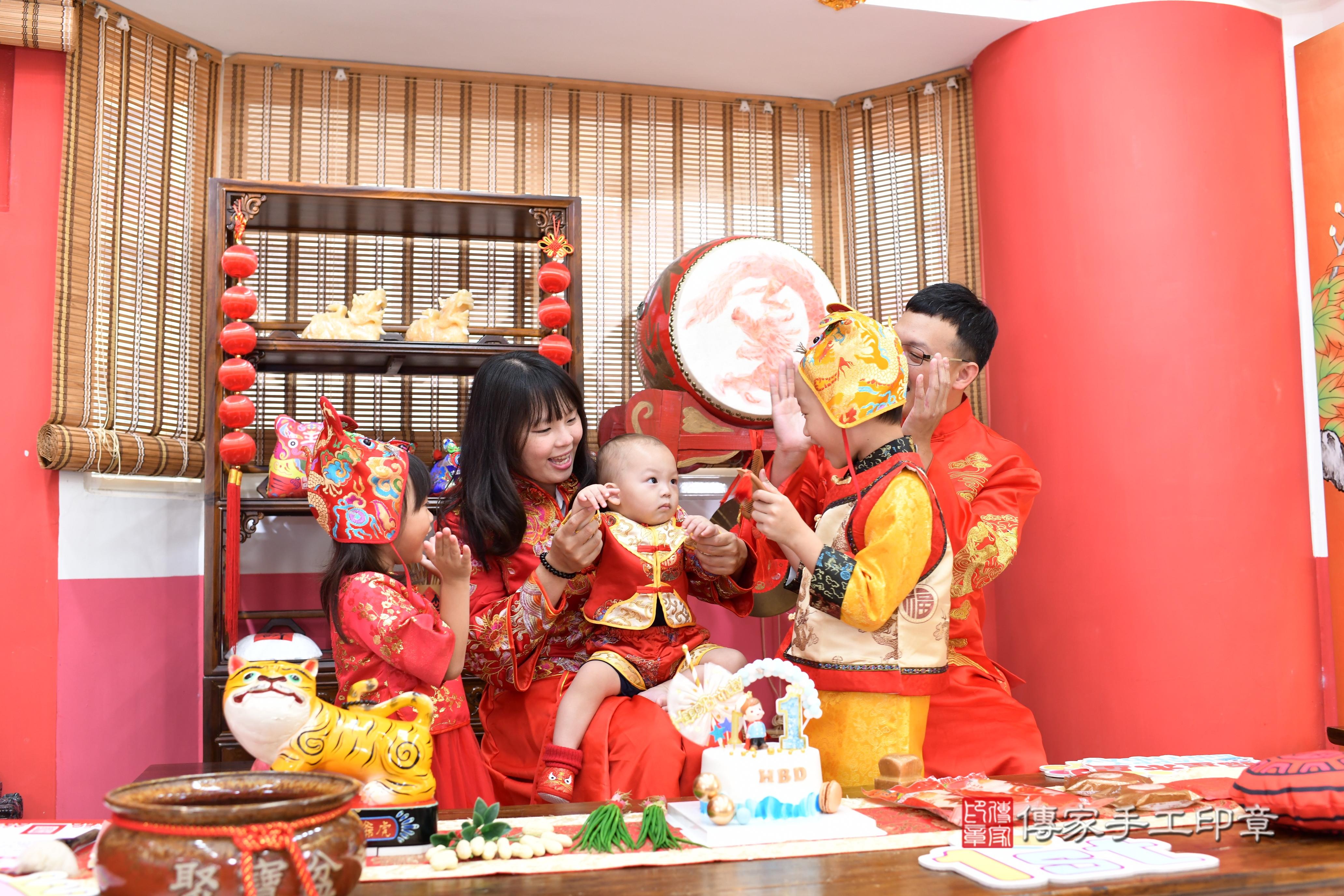 傳家手工印章高雄店、抓周、度脺、中國風會場、傳家嬰兒古禮、吉祥話、抓周道具物品24種、拍照。抓周證書。寶寶抓周、滿周歲、生日快樂、祝福