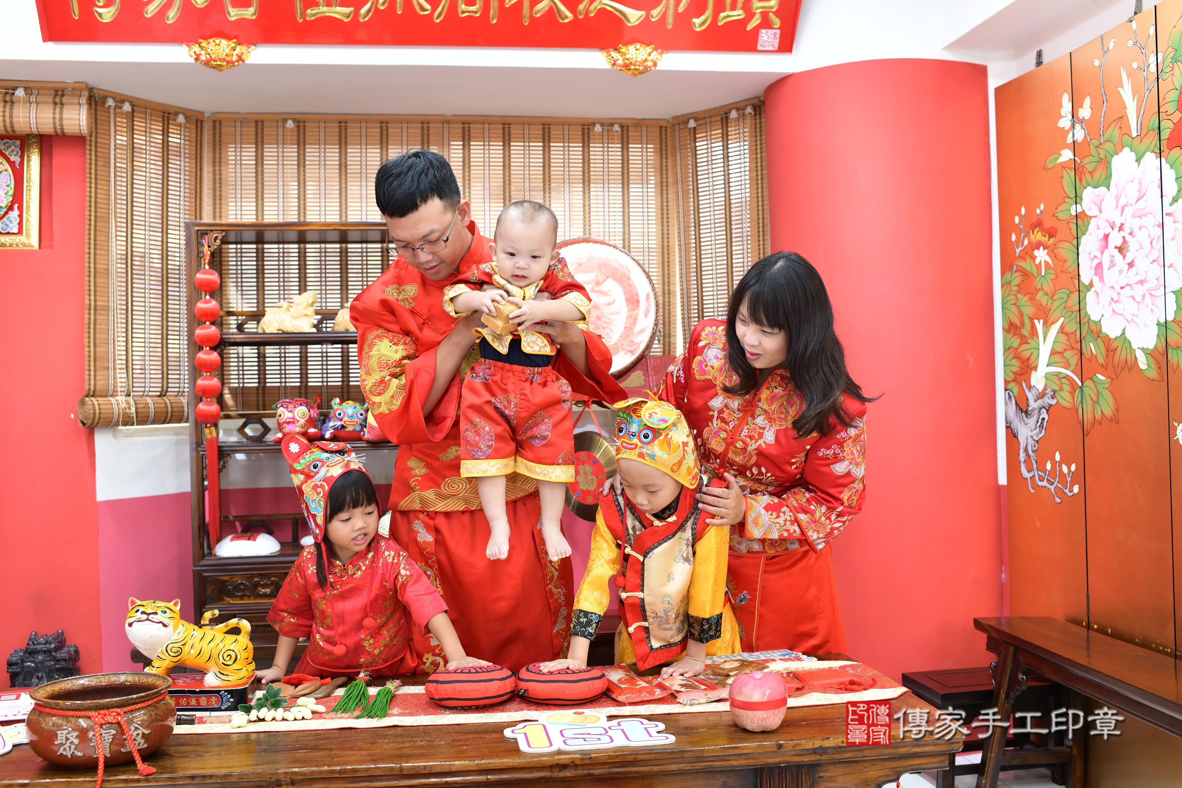 傳家手工印章高雄店、抓周、度脺、中國風會場、傳家嬰兒古禮、吉祥話、抓周道具物品24種、拍照。抓周證書。寶寶抓周、滿周歲、生日快樂、祝福