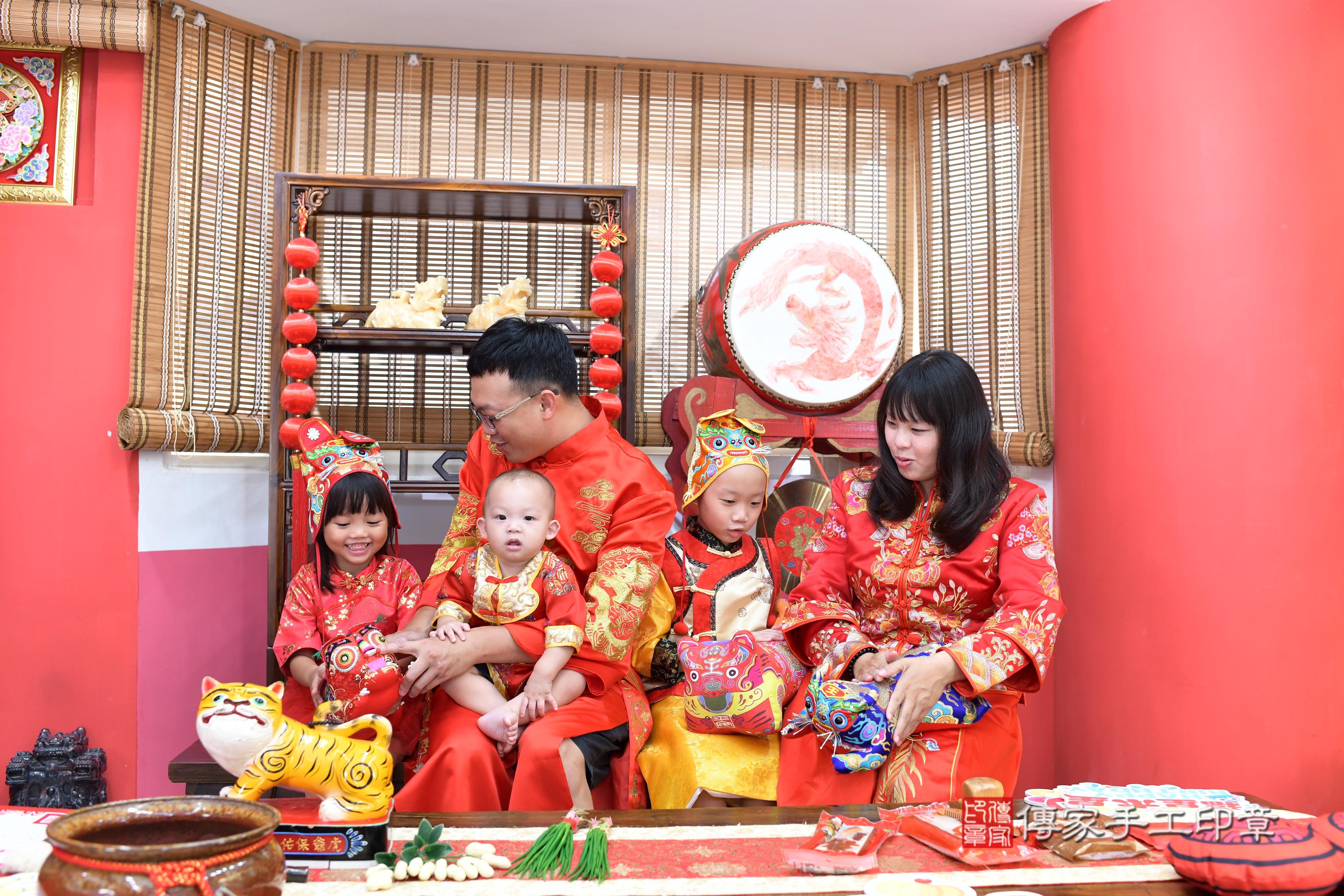 傳家手工印章高雄店、抓周、度脺、中國風會場、傳家嬰兒古禮、吉祥話、抓周道具物品24種、拍照。抓周證書。寶寶抓周、滿周歲、生日快樂、祝福