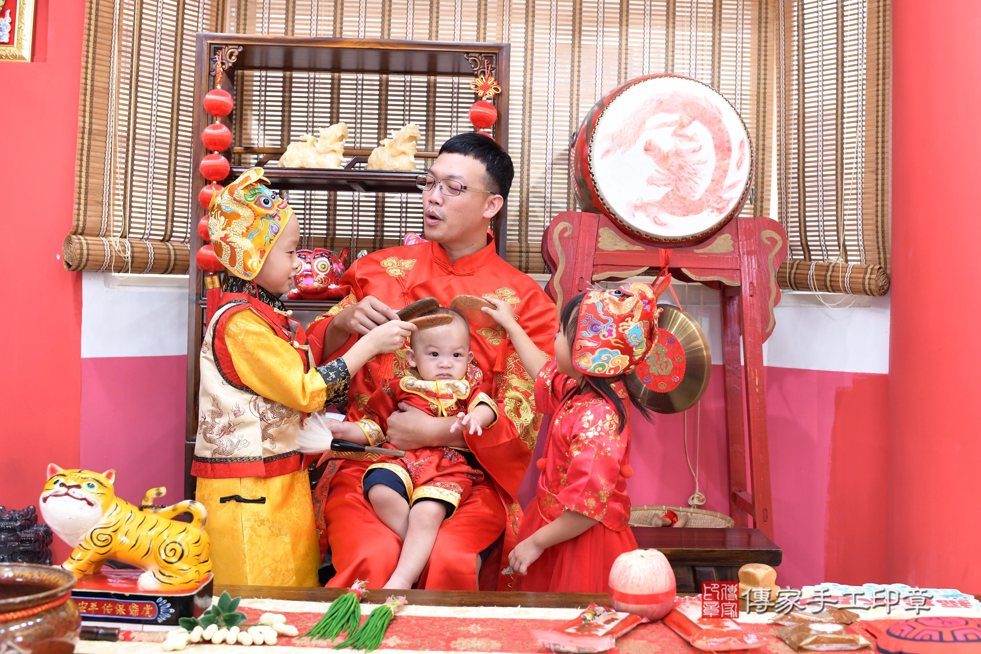 傳家手工印章高雄店、抓周、度脺、中國風會場、傳家嬰兒古禮、吉祥話、抓周道具物品24種、拍照。抓周證書。寶寶抓周、滿周歲、生日快樂、祝福