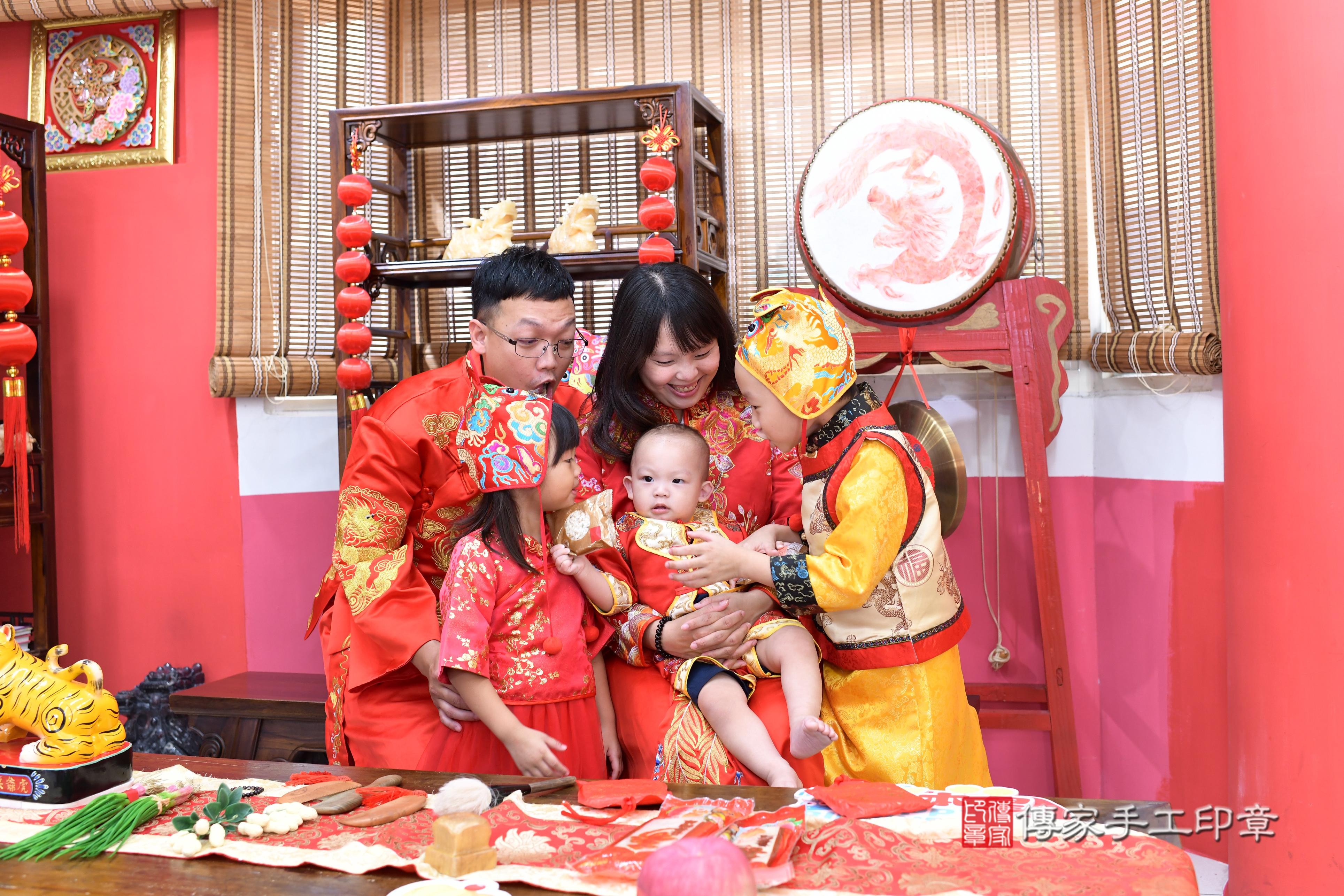 傳家手工印章高雄店、抓周、度脺、中國風會場、傳家嬰兒古禮、吉祥話、抓周道具物品24種、拍照。抓周證書。寶寶抓周、滿周歲、生日快樂、祝福