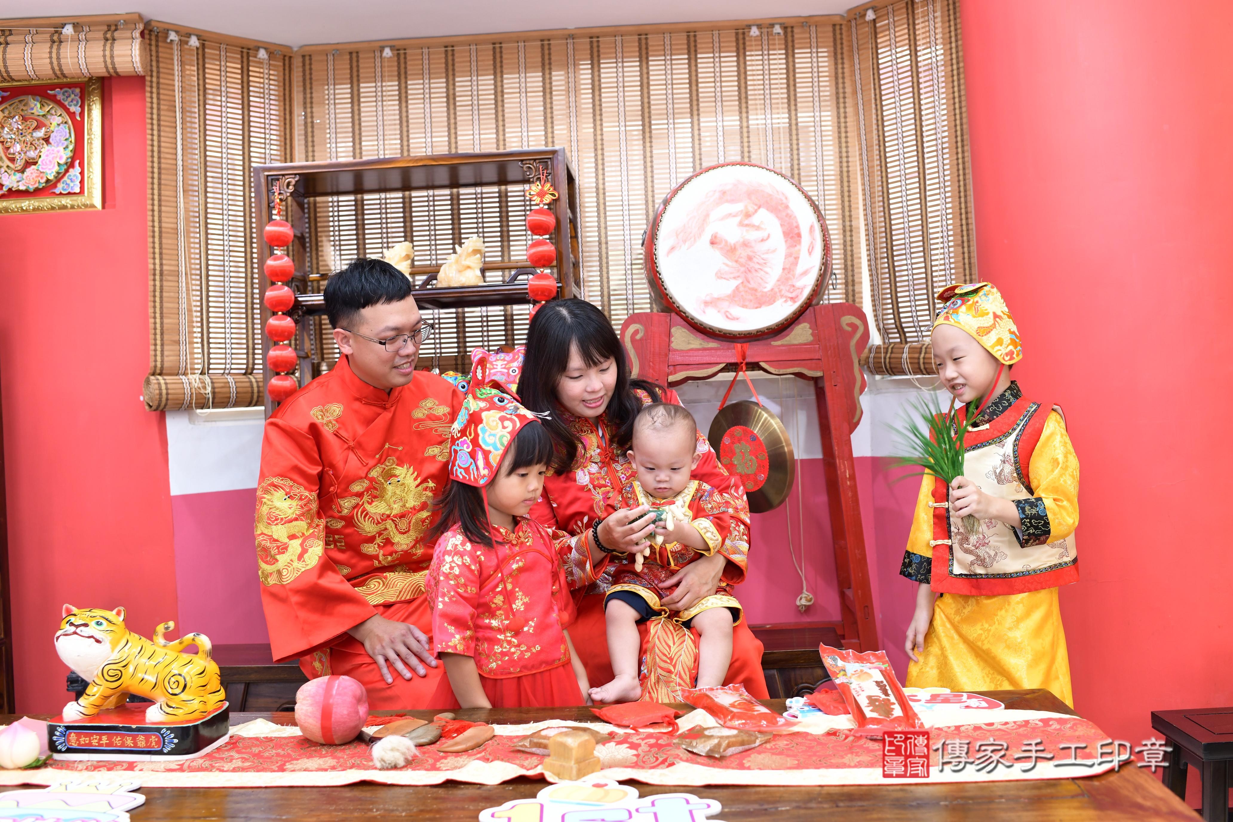 傳家手工印章高雄店、抓周、度脺、中國風會場、傳家嬰兒古禮、吉祥話、抓周道具物品24種、拍照。抓周證書。寶寶抓周、滿周歲、生日快樂、祝福